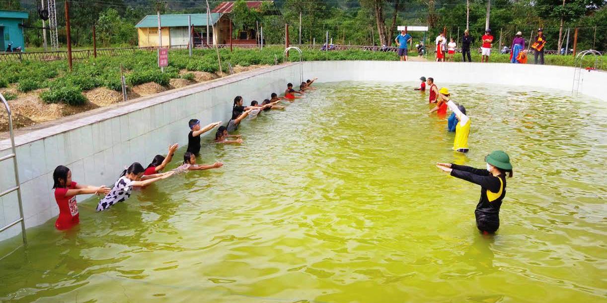 Dạy bơi miễn phí nơi biên cương