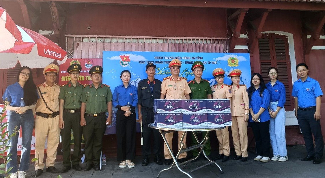 Cán bộ, chiến sĩ trẻ đồng hành “Tiếp sức mùa thi”