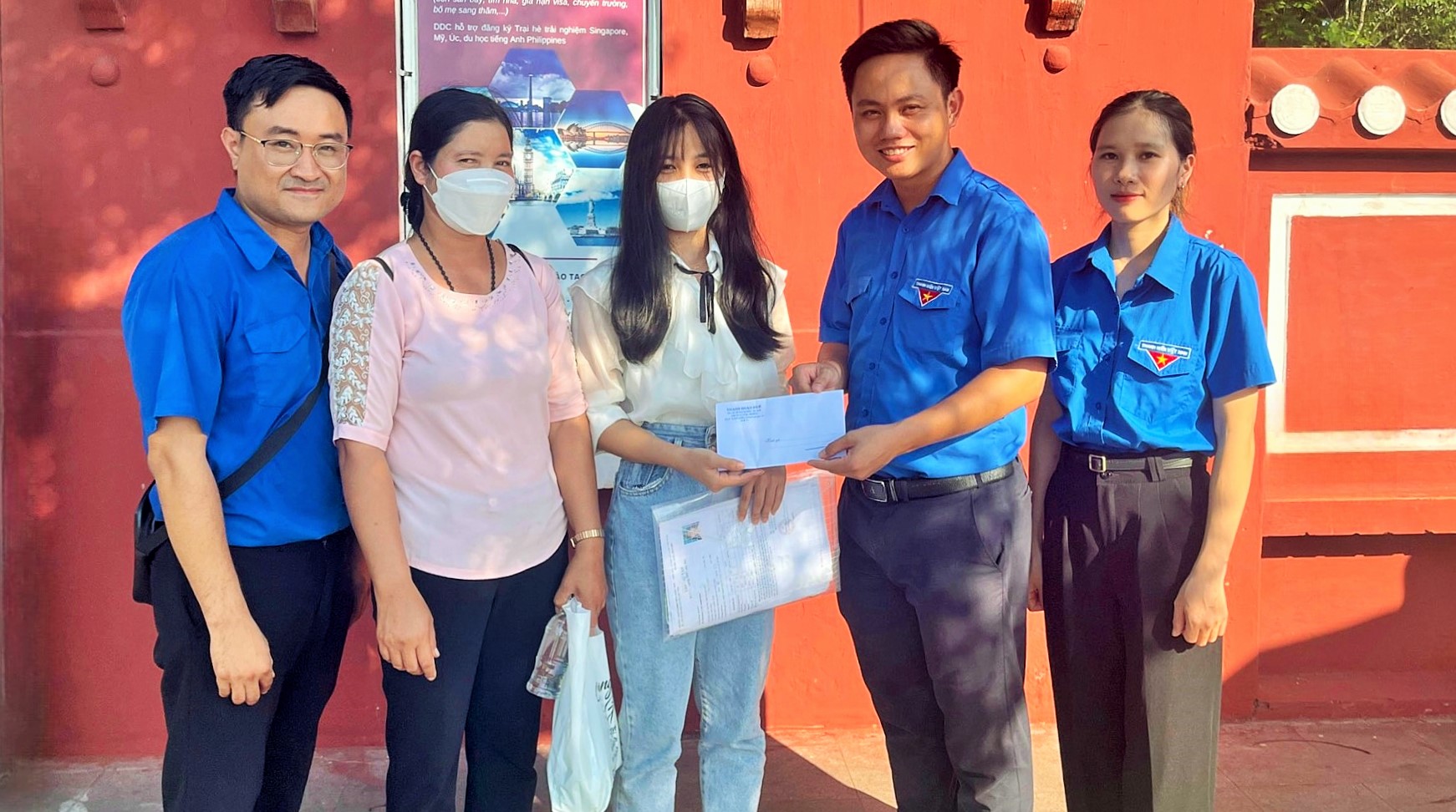 Thành đoàn Huế tặng quà hỗ trợ thí sinh khó khăn từ A Lưới về Huế dự thi