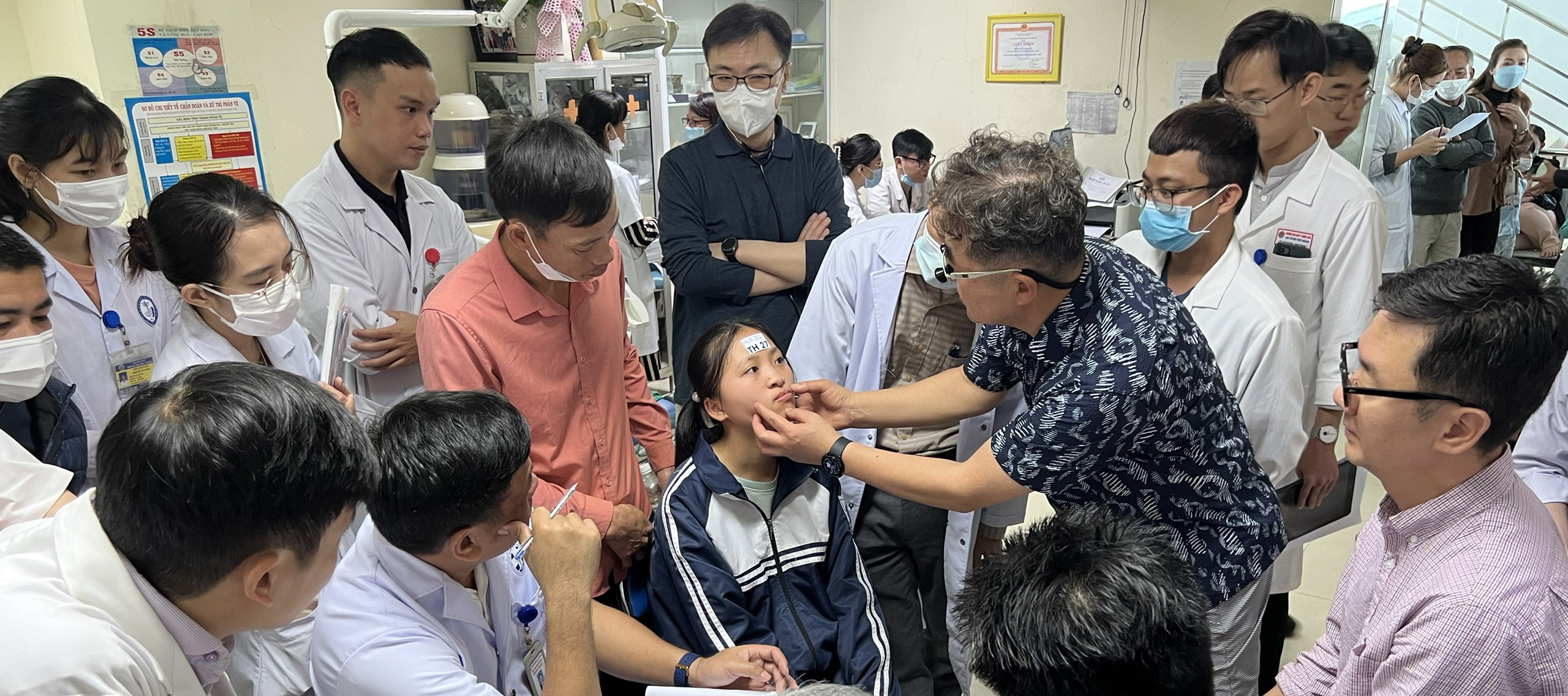 Tiếp nhận phẫu thuật cho trẻ bị dị tật khe hở môi - vòm miệng trước ngày 17 7