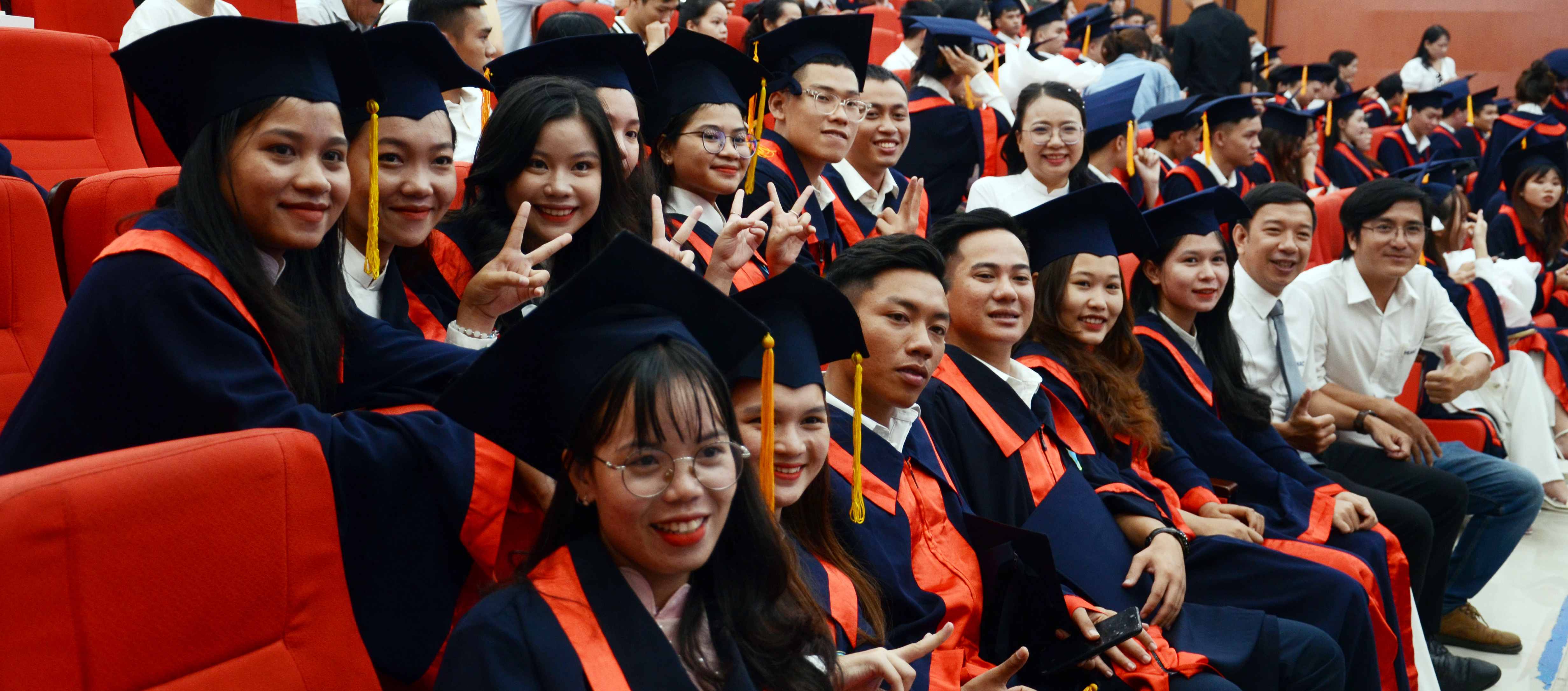 Có thêm 353 cử nhân, kỹ sư và kiến trúc sư tốt nghiệp ra trường