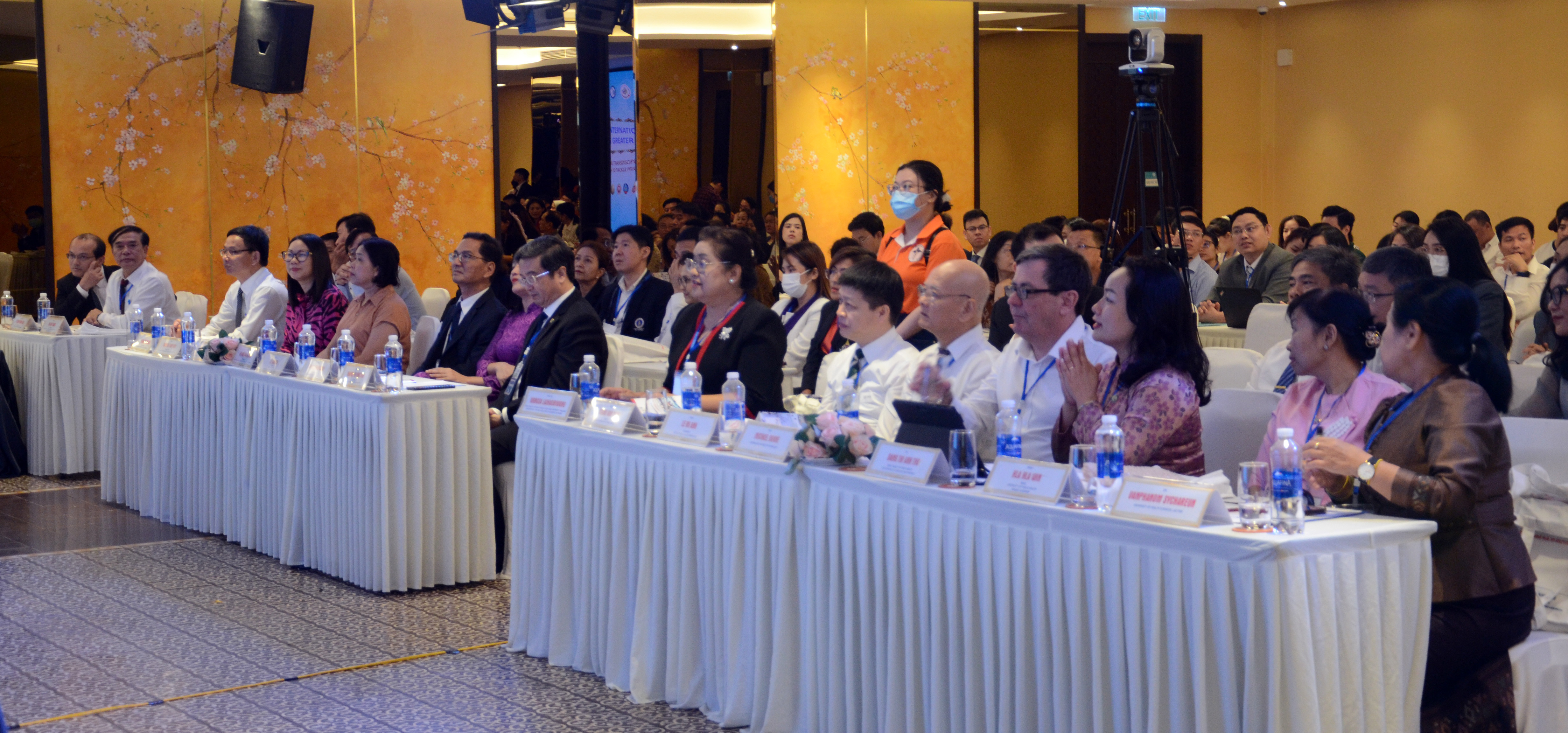 Hợp tác giải quyết các vấn đề sức khỏe cộng đồng