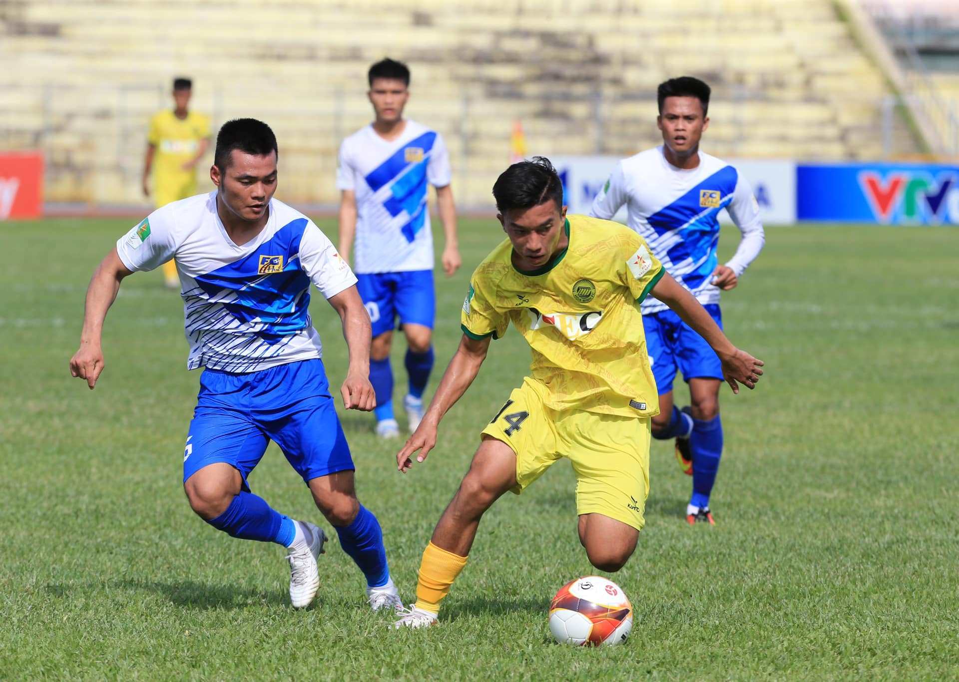 Thua CLB Hòa Bình 0-2, CLB Huế rơi xuống vị trí thứ 7