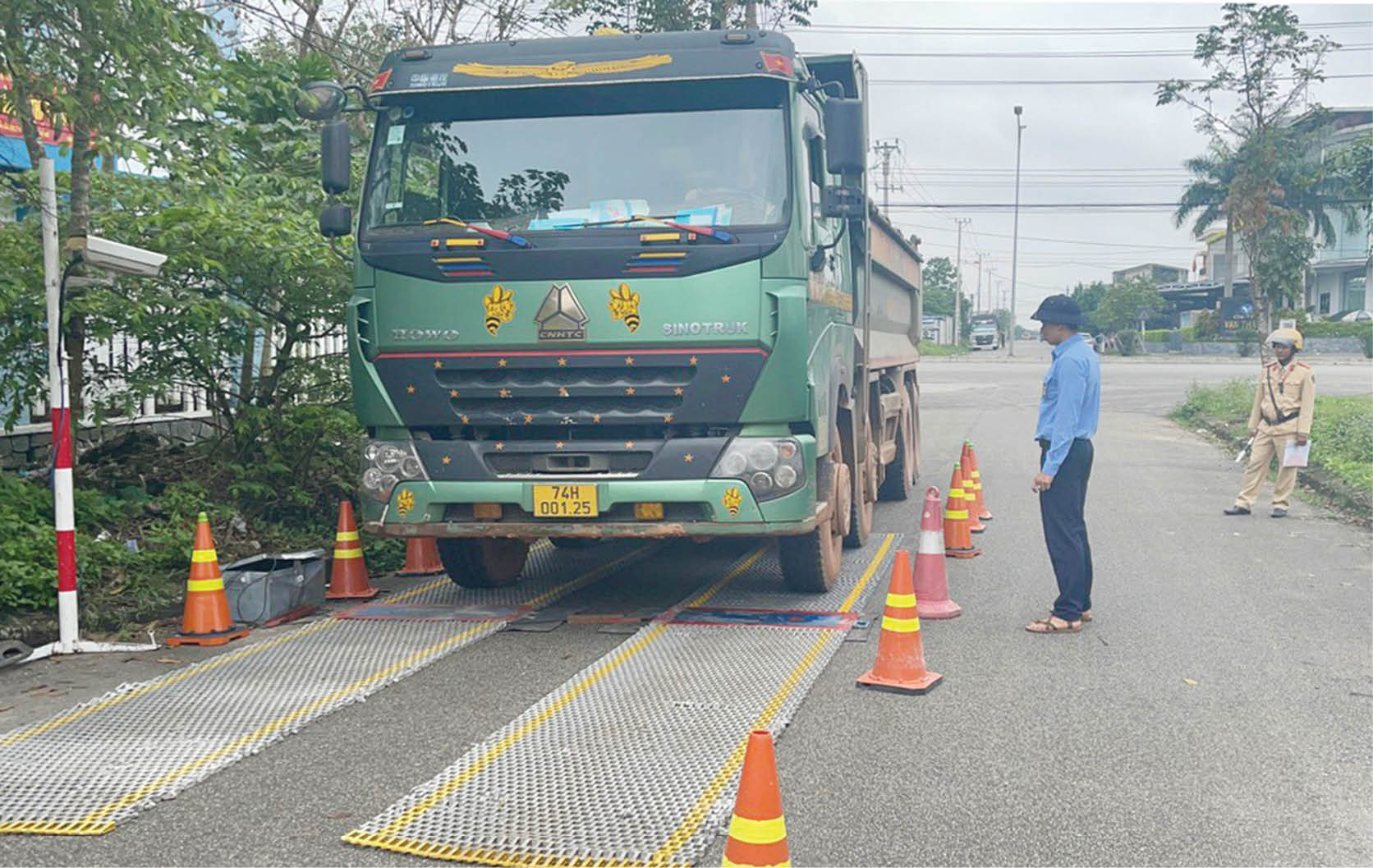 Ô nhiễm khói, bụi trên những tuyến vào mỏ đất, đá