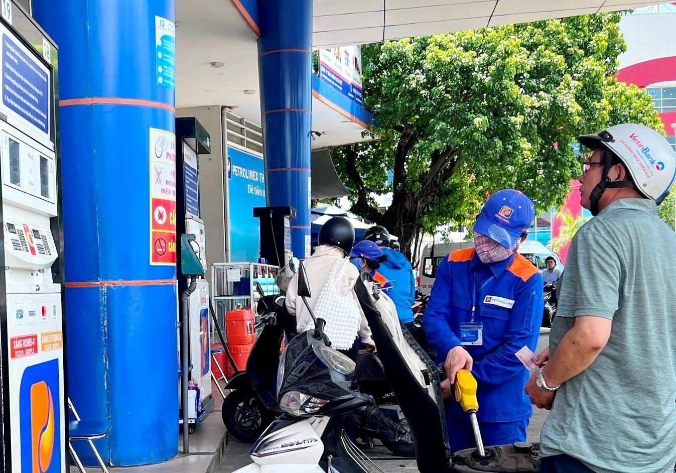 Giá xăng giảm gần 600 đồng lít