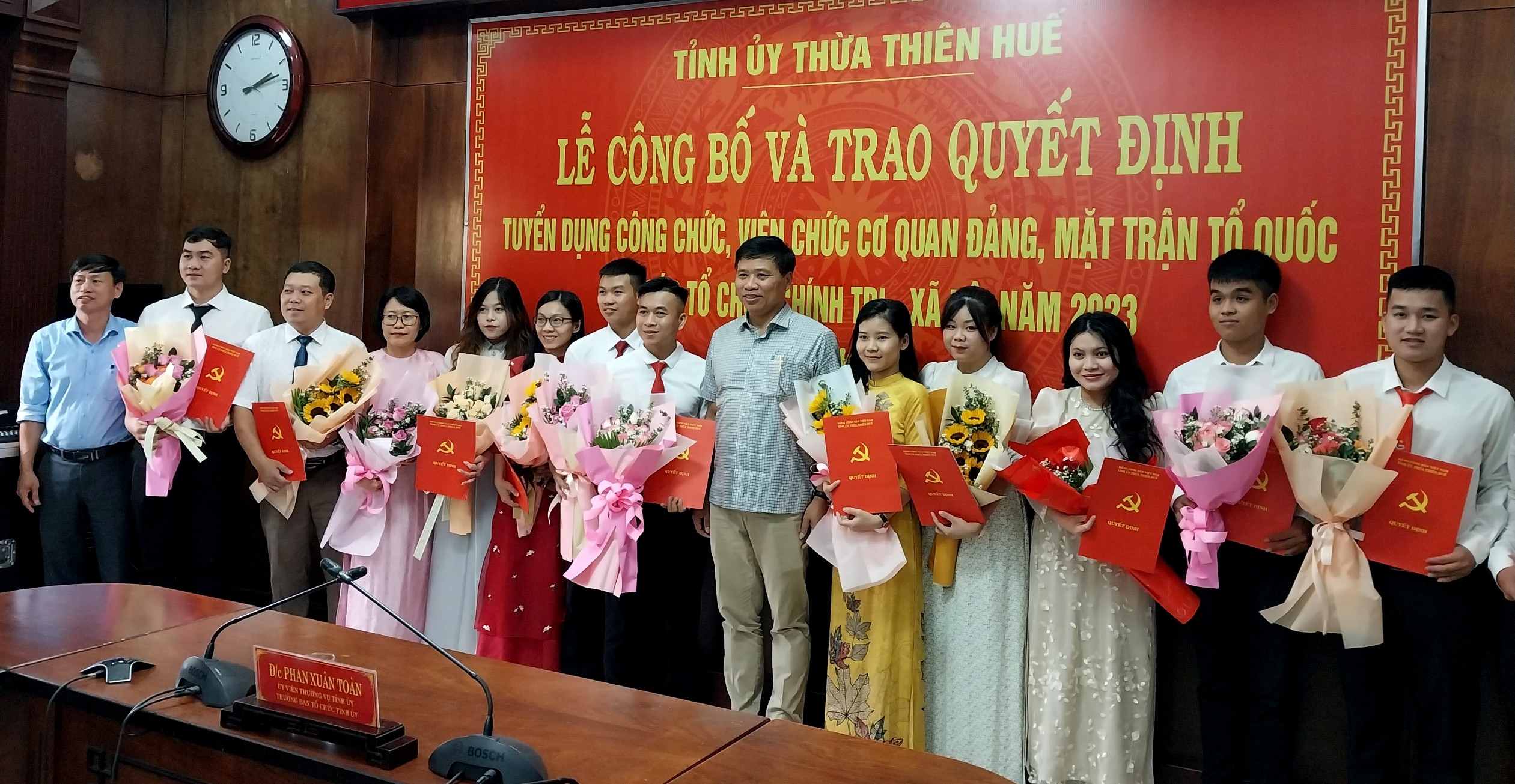 Trao quyết định tuyển dụng công chức, viên chức năm 2023