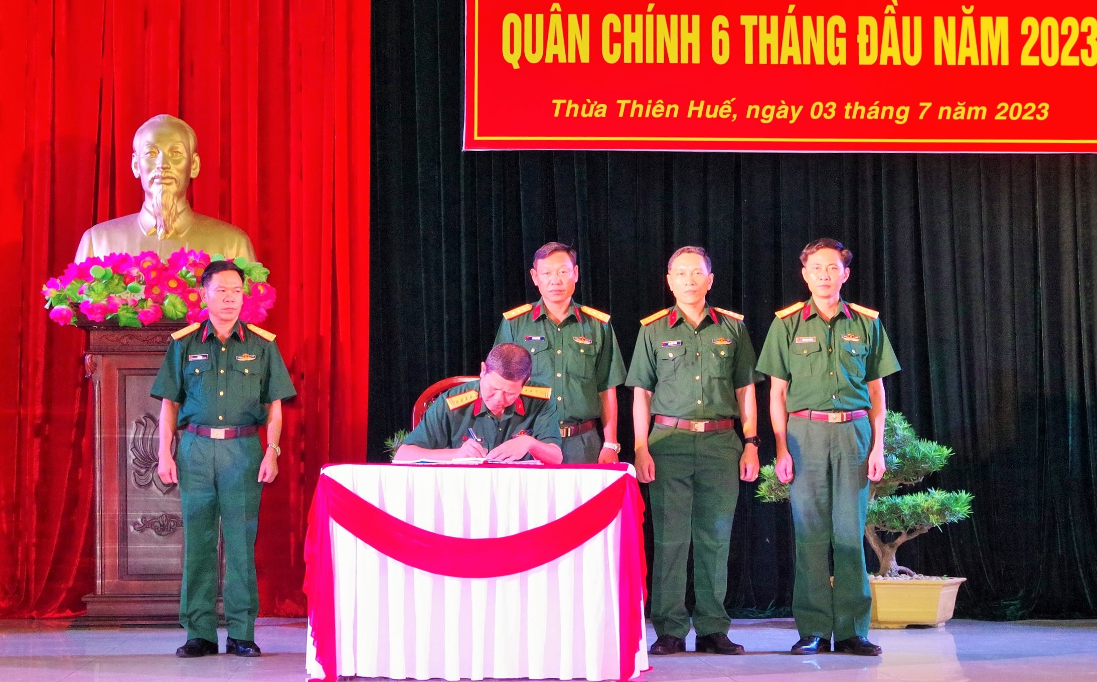 Xây dựng đơn vị mẫu mực tiêu biểu