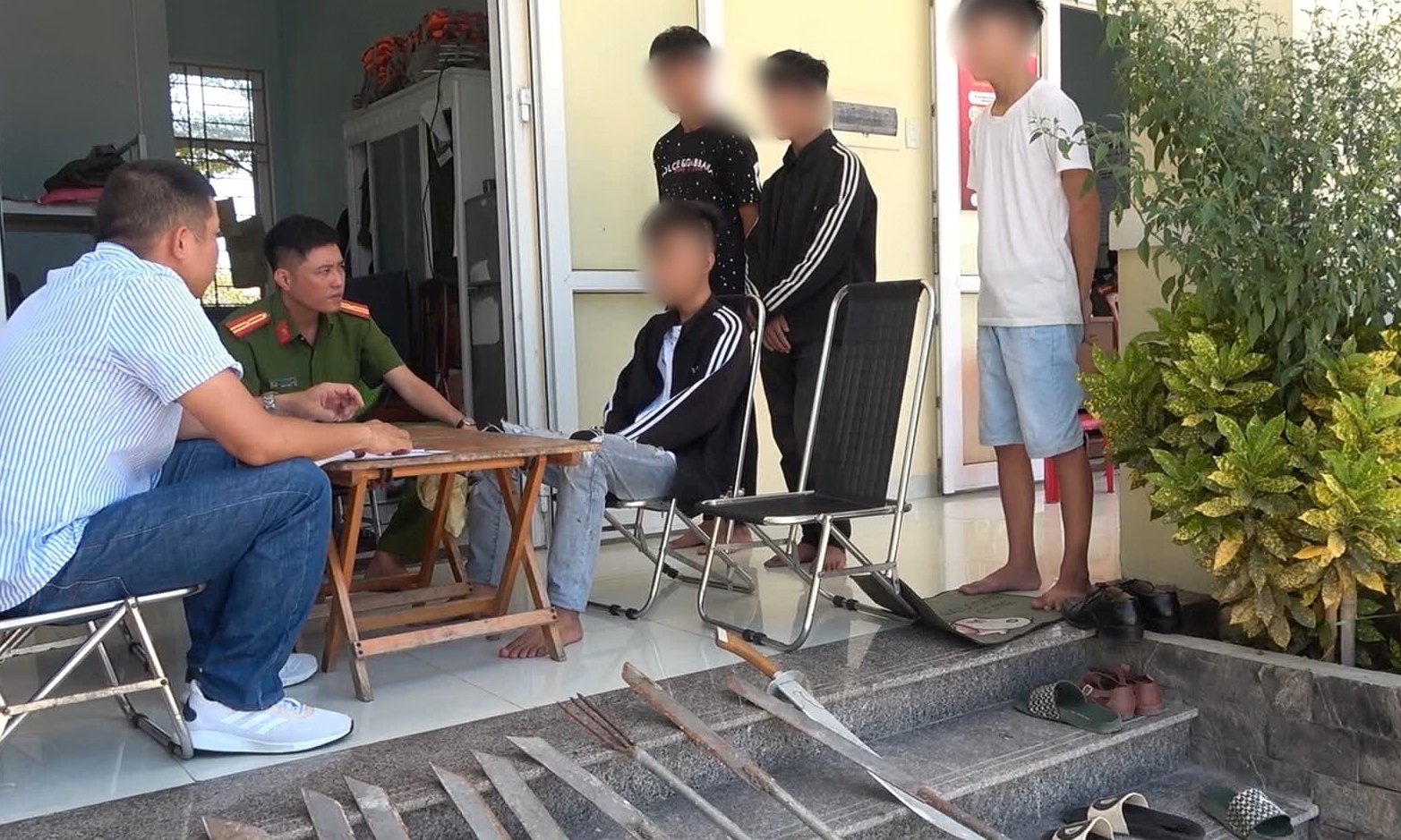 Ngăn chặn nhóm thanh thiếu niên mang nhiều dao, kiếm giải quyết mâu thuẫn