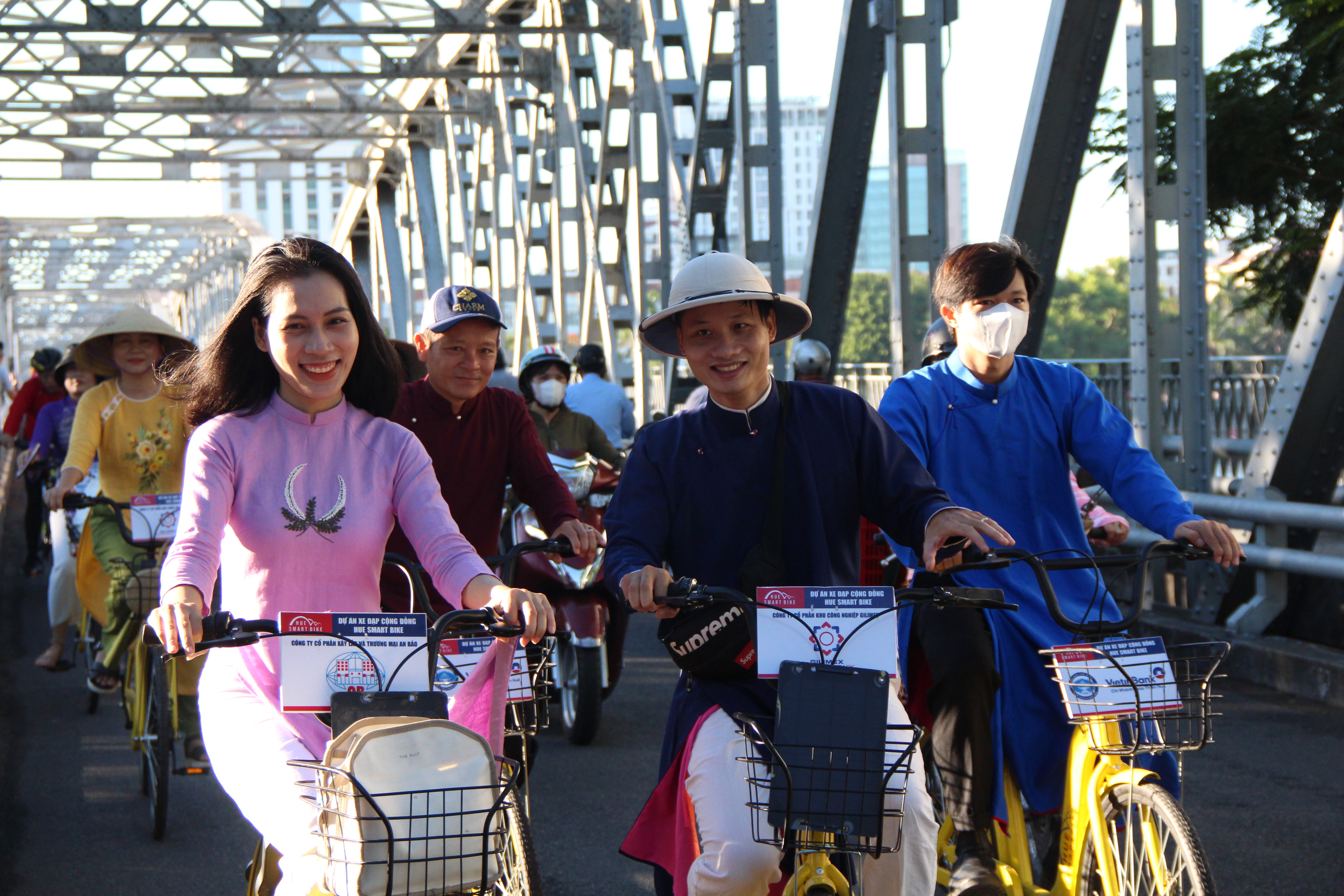 Diễu hành chào mừng tuần lễ áo dài cộng đồng