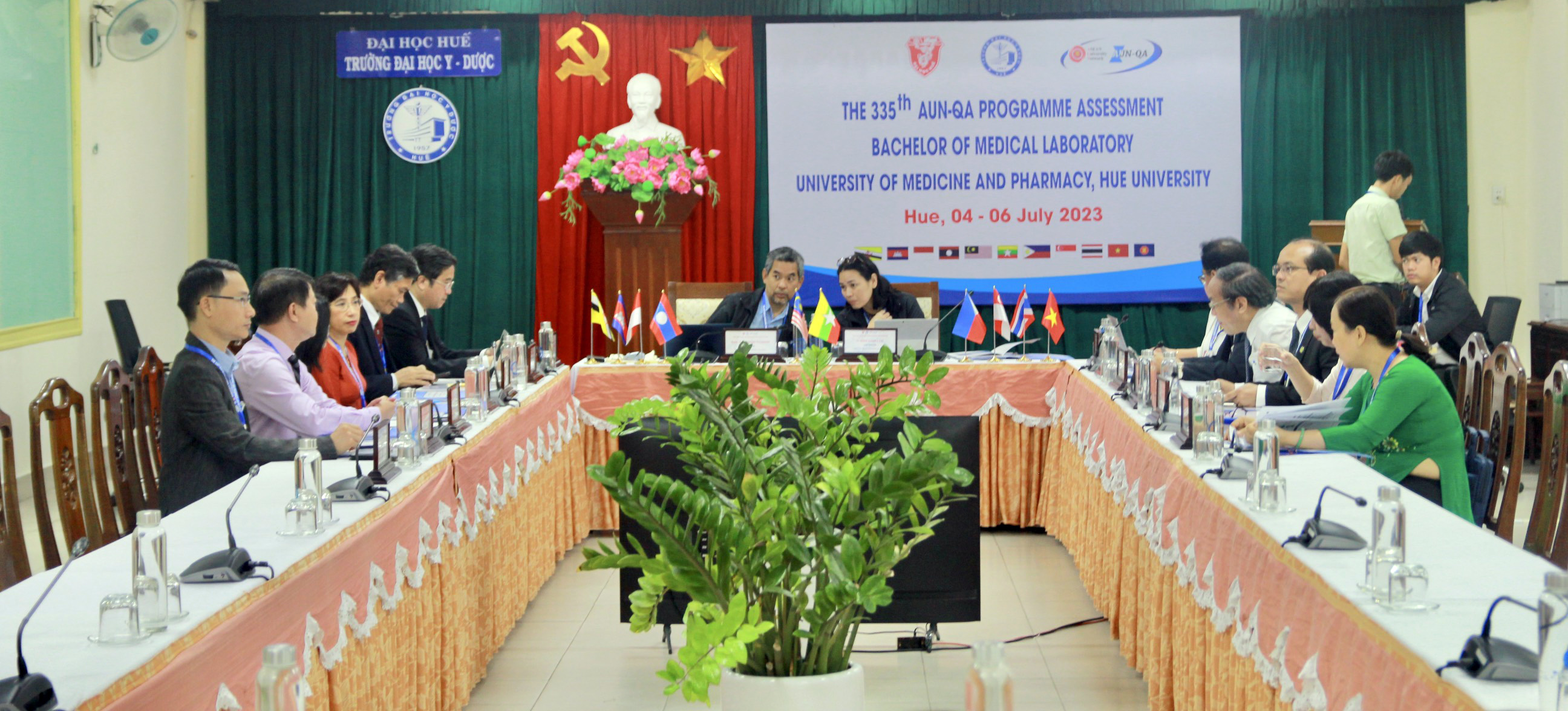 AUN đánh giá cao Chương trình đào tạo Cử nhân Xét nghiệm Y học