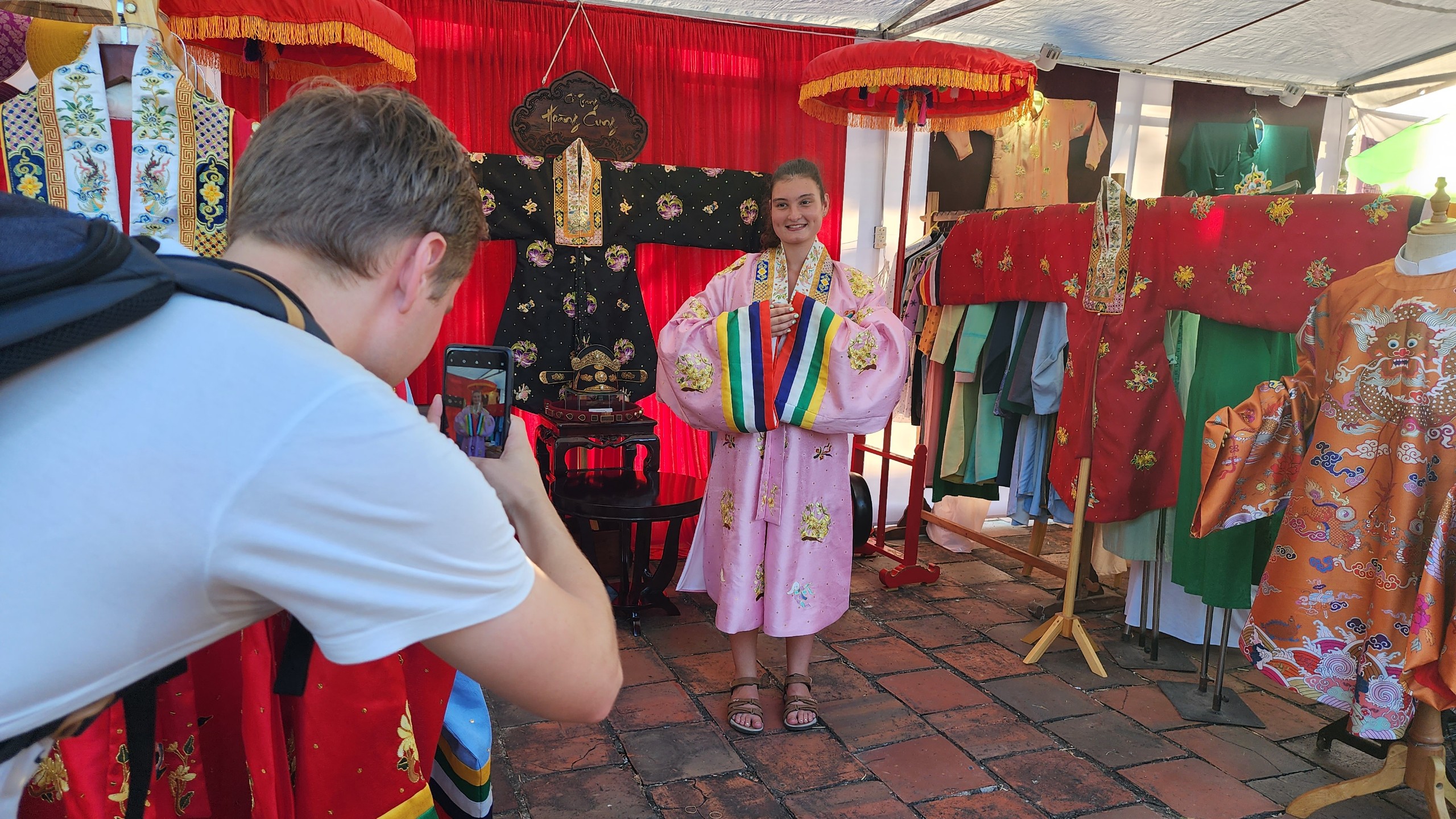 Du khách nước ngoài hào hứng với áo dài