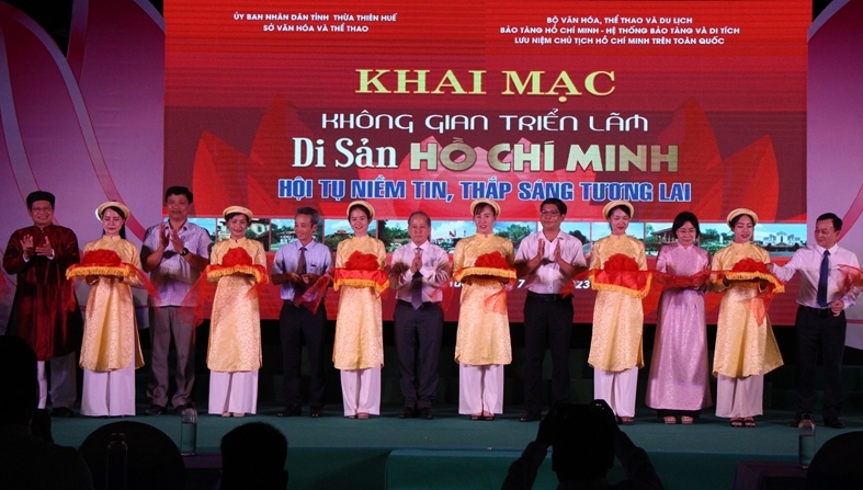 Khai mạc triển lãm Di sản Hồ Chí Minh - Hội tụ niềm tin, thắp sáng tương lai