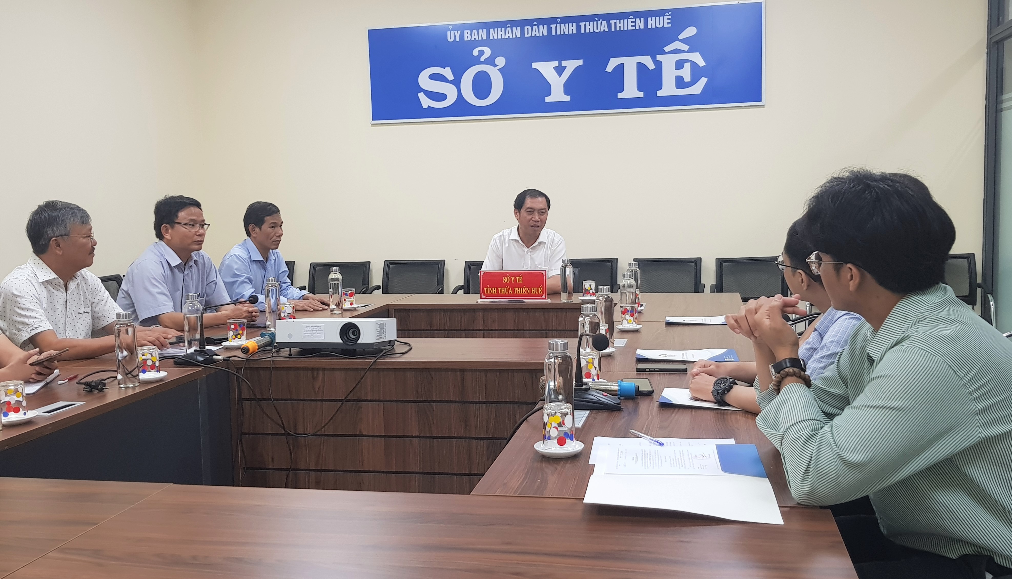 Trao quyết định trúng tuyển cho 4 bác sĩ theo chính sách thu hút nguồn nhân lực