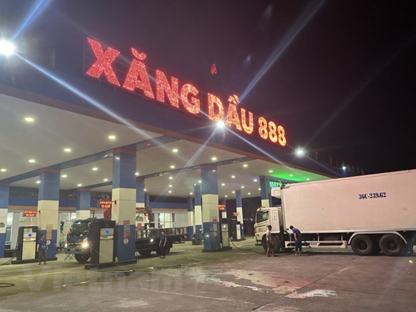 Giá xăng E5 RON92 giảm nhẹ, các mặt hàng còn lại đồng loạt đi lên