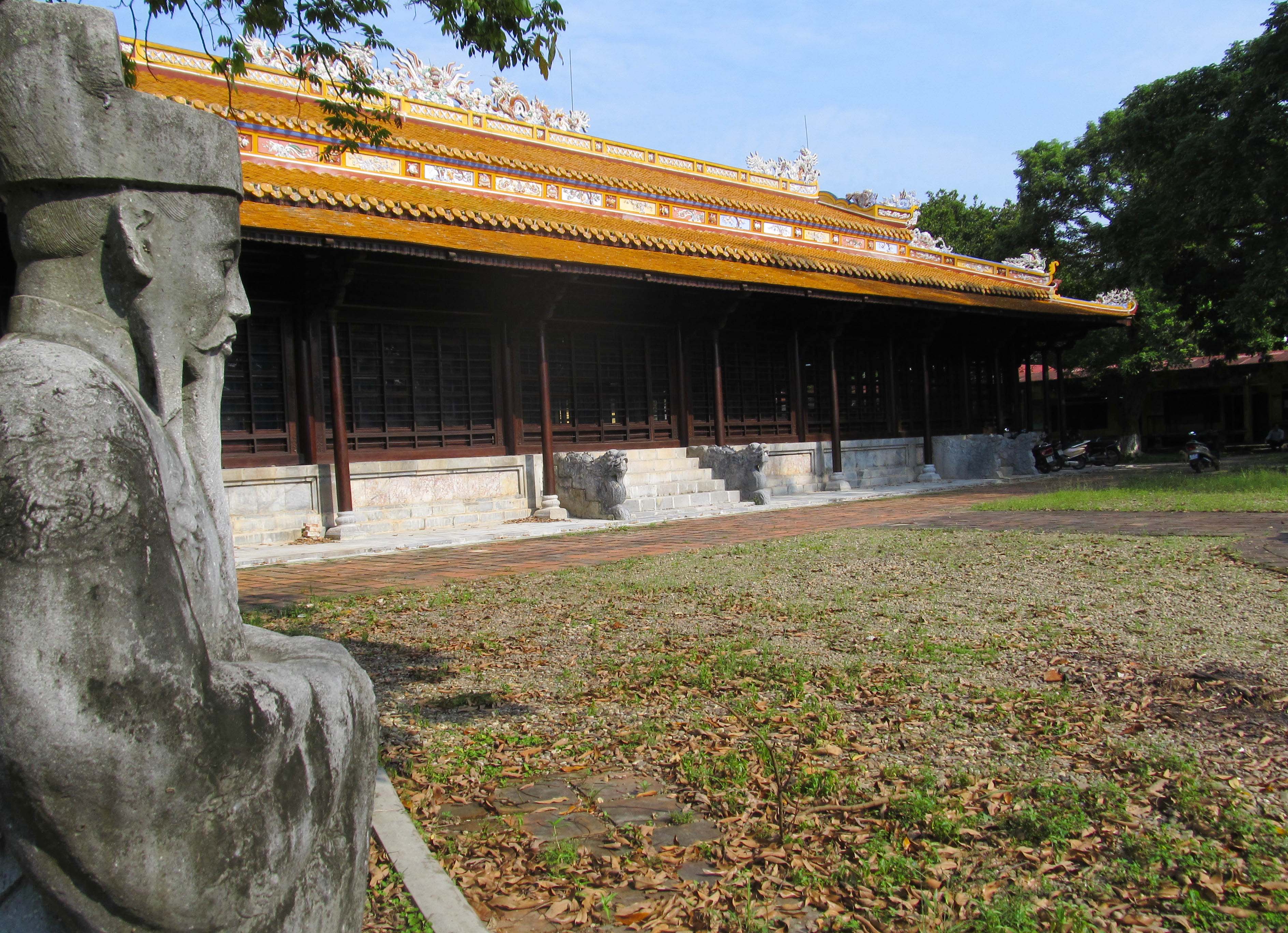 Chê con vua… ngay trước mặt vua