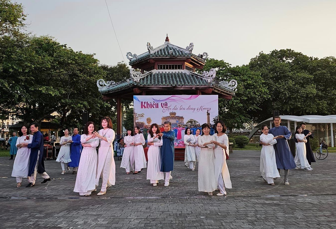 Khiêu vũ với áo dài khép lại Tuần lễ Áo dài cộng đồng Huế 2023