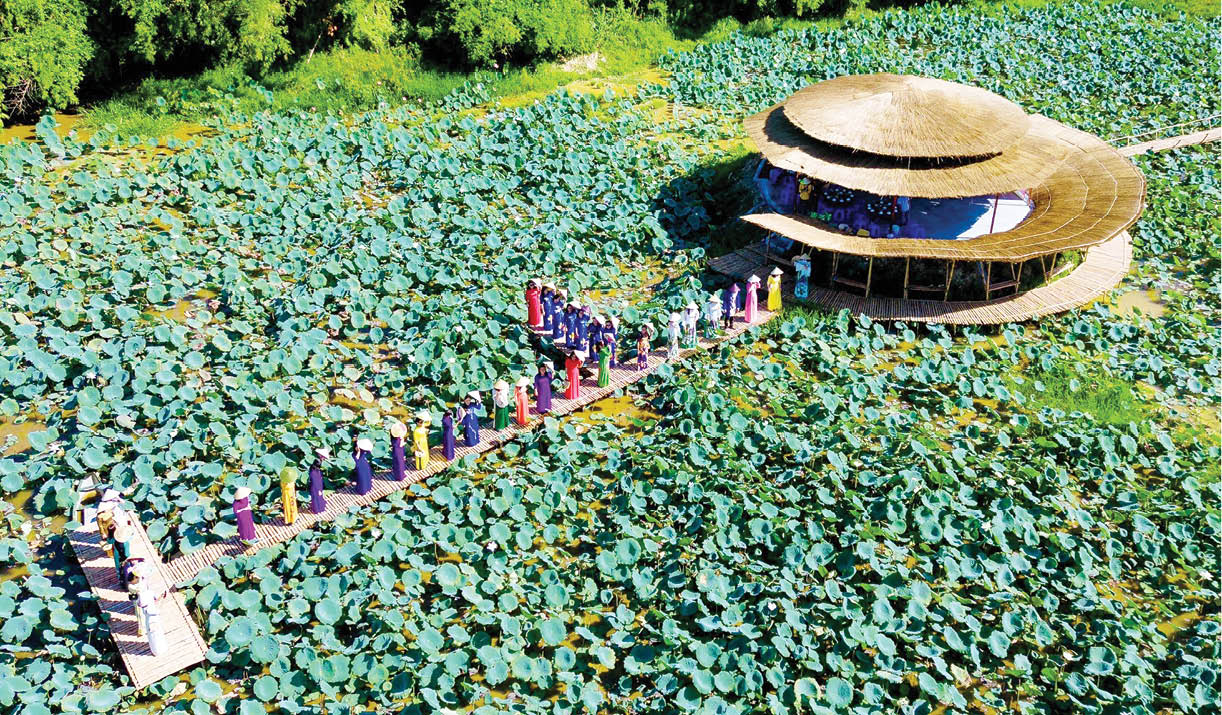 Áo dài với làng cổ