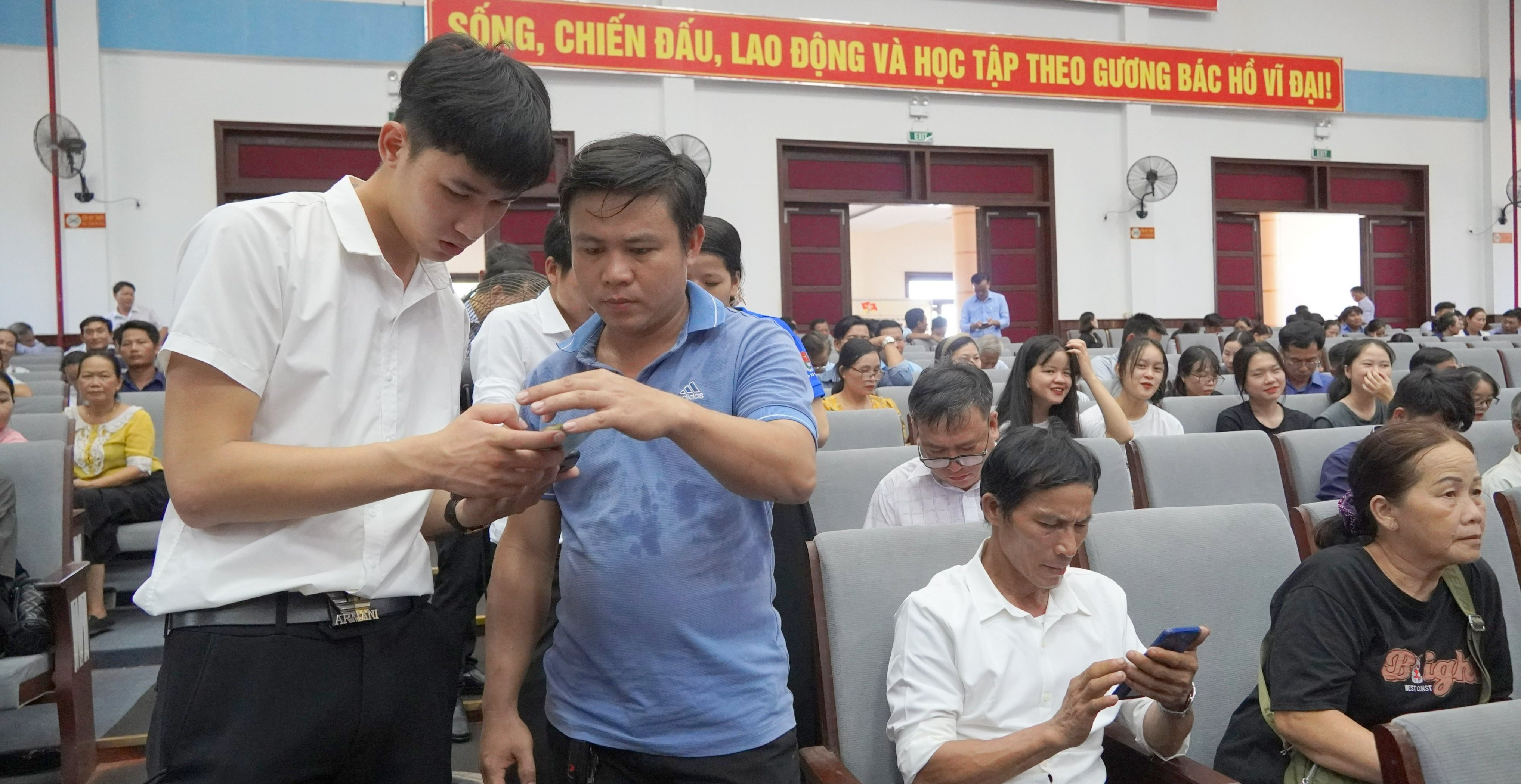 Hơn 800 người được hướng dẫn cập nhật địa chỉ số và thu thập thông tin