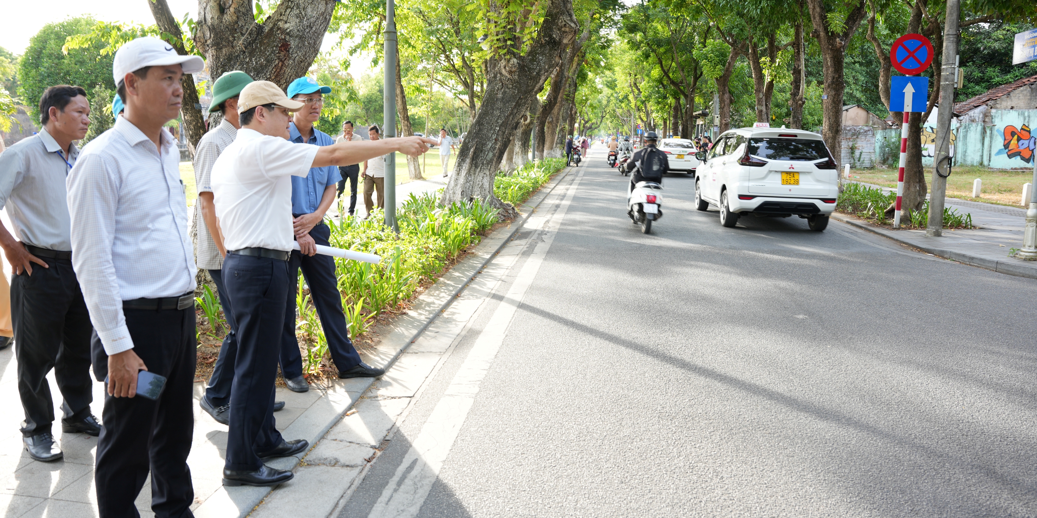 Sử dụng xe điện trung chuyển du khách tham quan Đại Nội Huế
