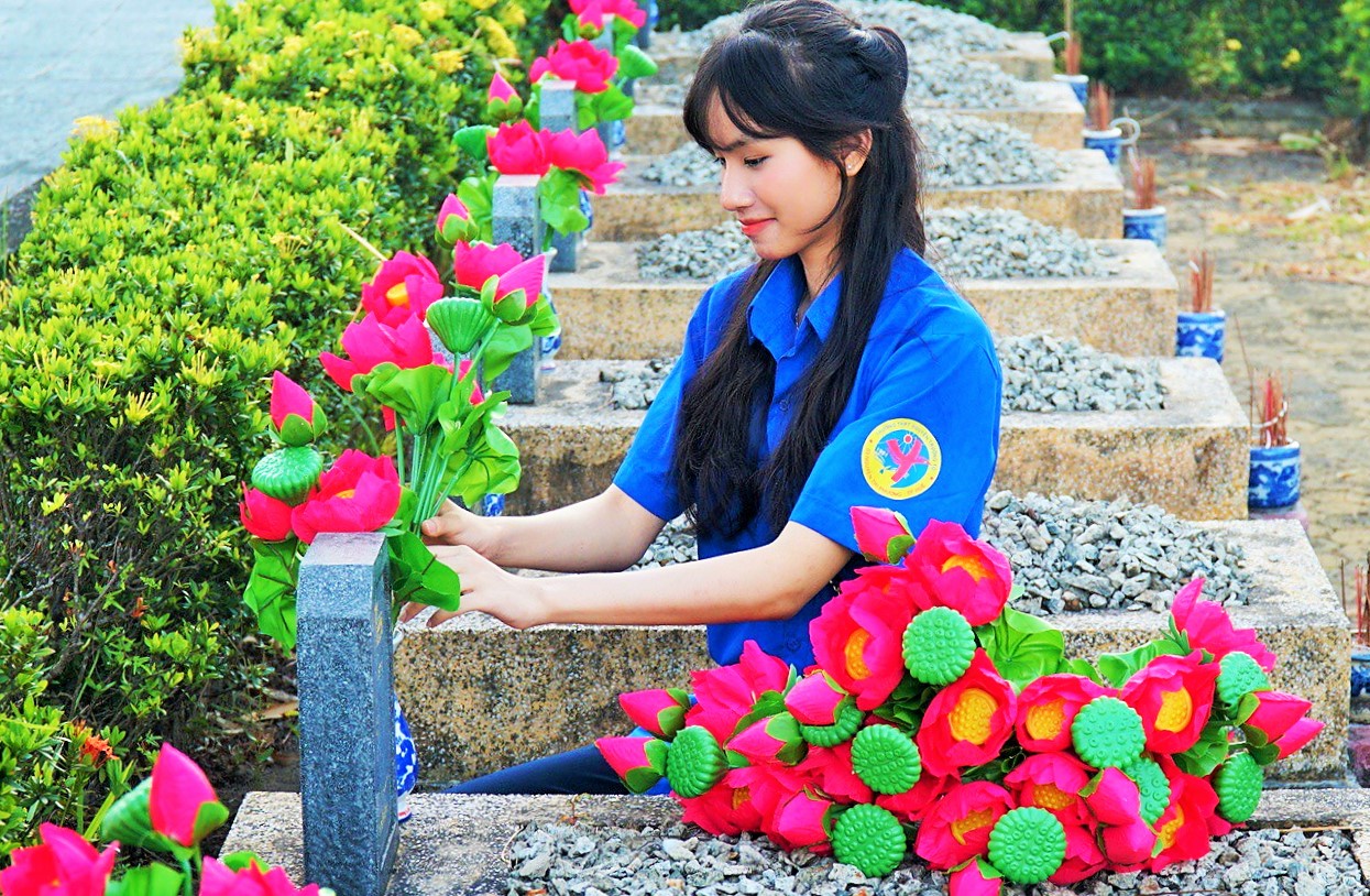 Thay mới hoa trên các phần mộ liệt sỹ nhân dịp 27 7