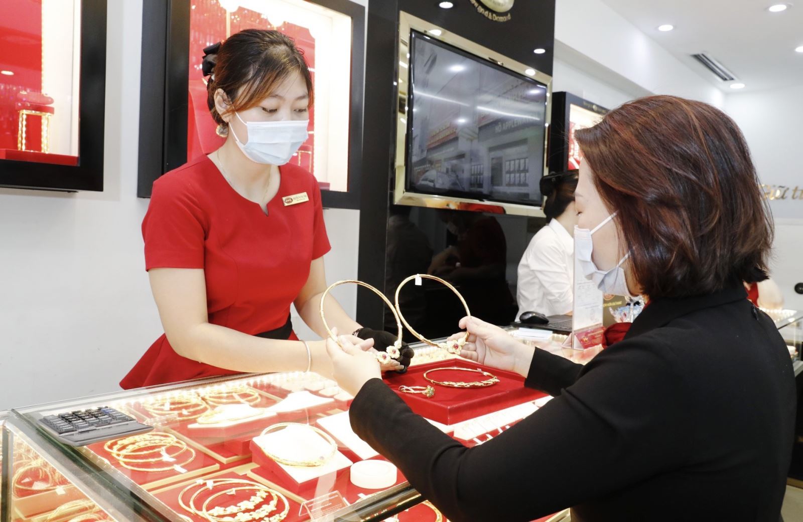 Giá vàng đang bị kìm hãm bởi nhiều yếu tố