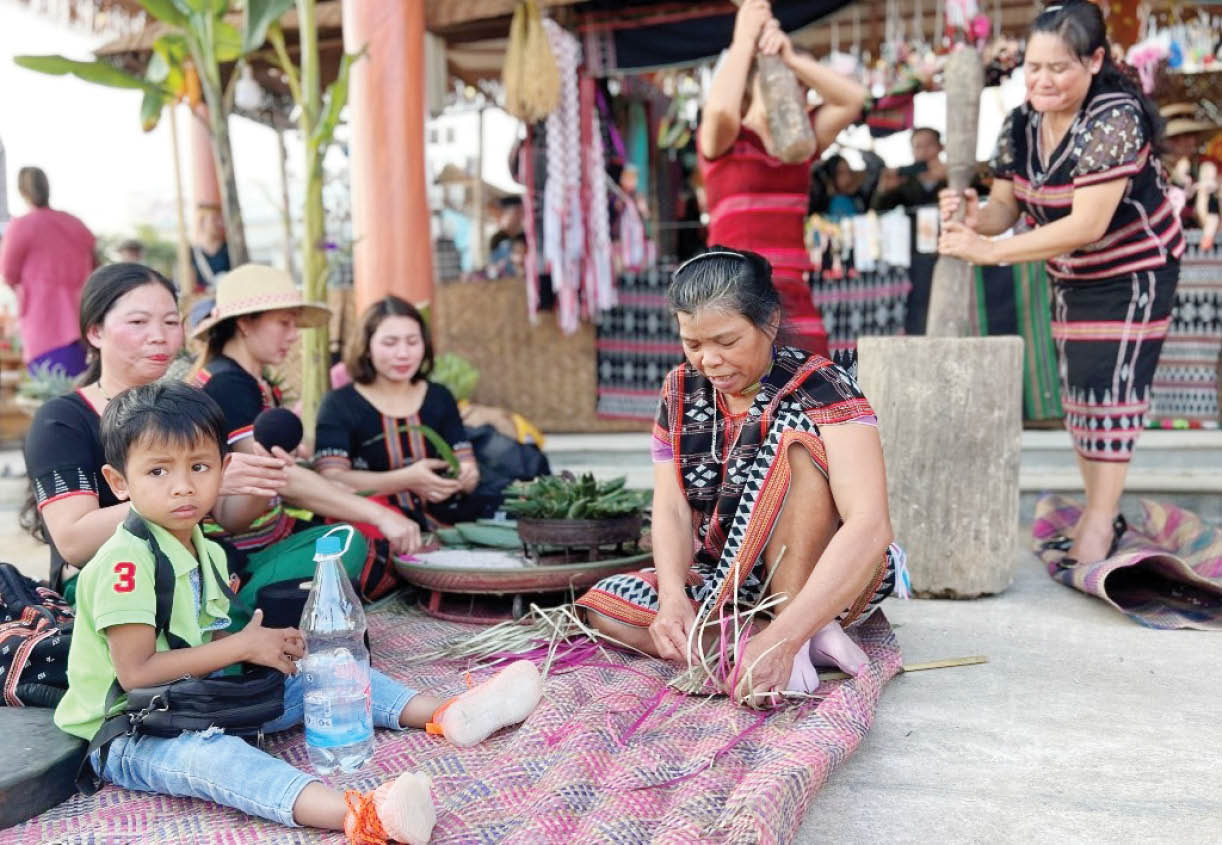 Nghĩ về sản phẩm mỹ nghệ từ sợi dứa dại