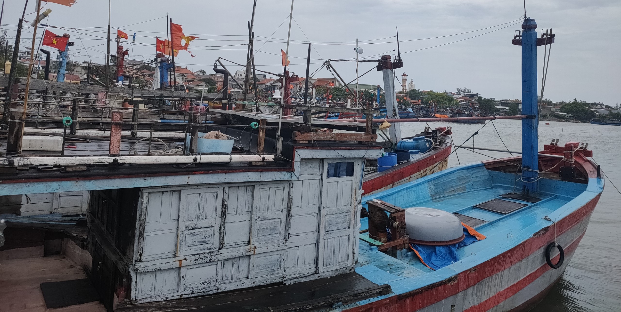 Còn 75 phương tiện tàu thuyền cùng 689 lao động hoạt động trên biển