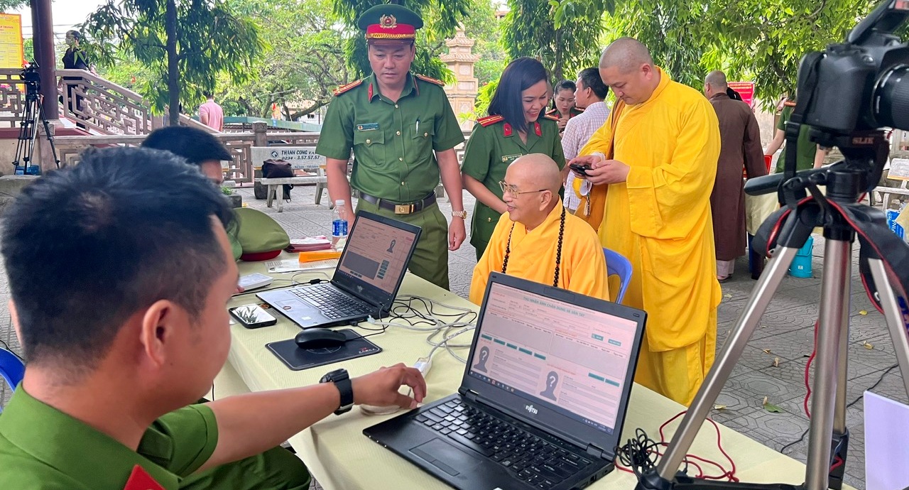 Cấp căn cước công dân lưu động tại Tổ đình Từ Đàm