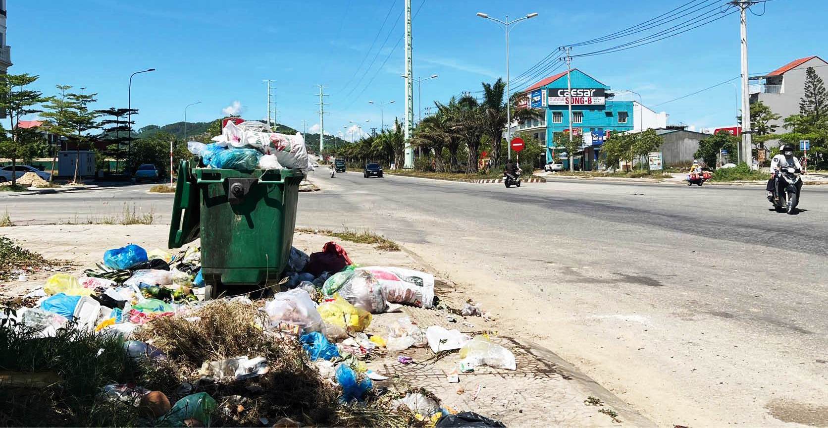 Rác “bủa vây” khu đô thị kiểu mẫu