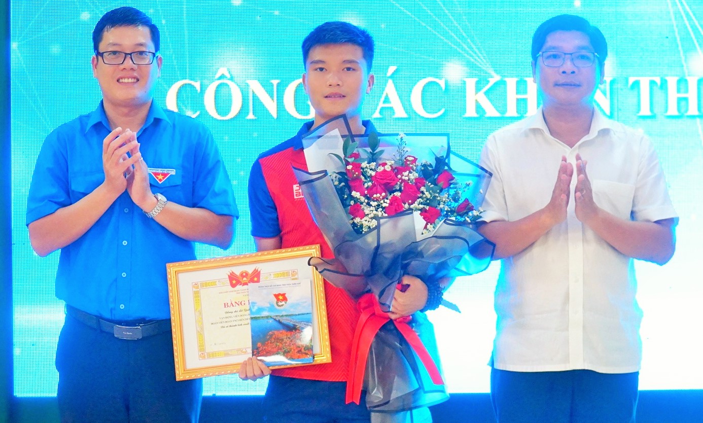 Tỉnh đoàn khen thưởng 3 VĐV đạt thành tích tại SEA Games 32