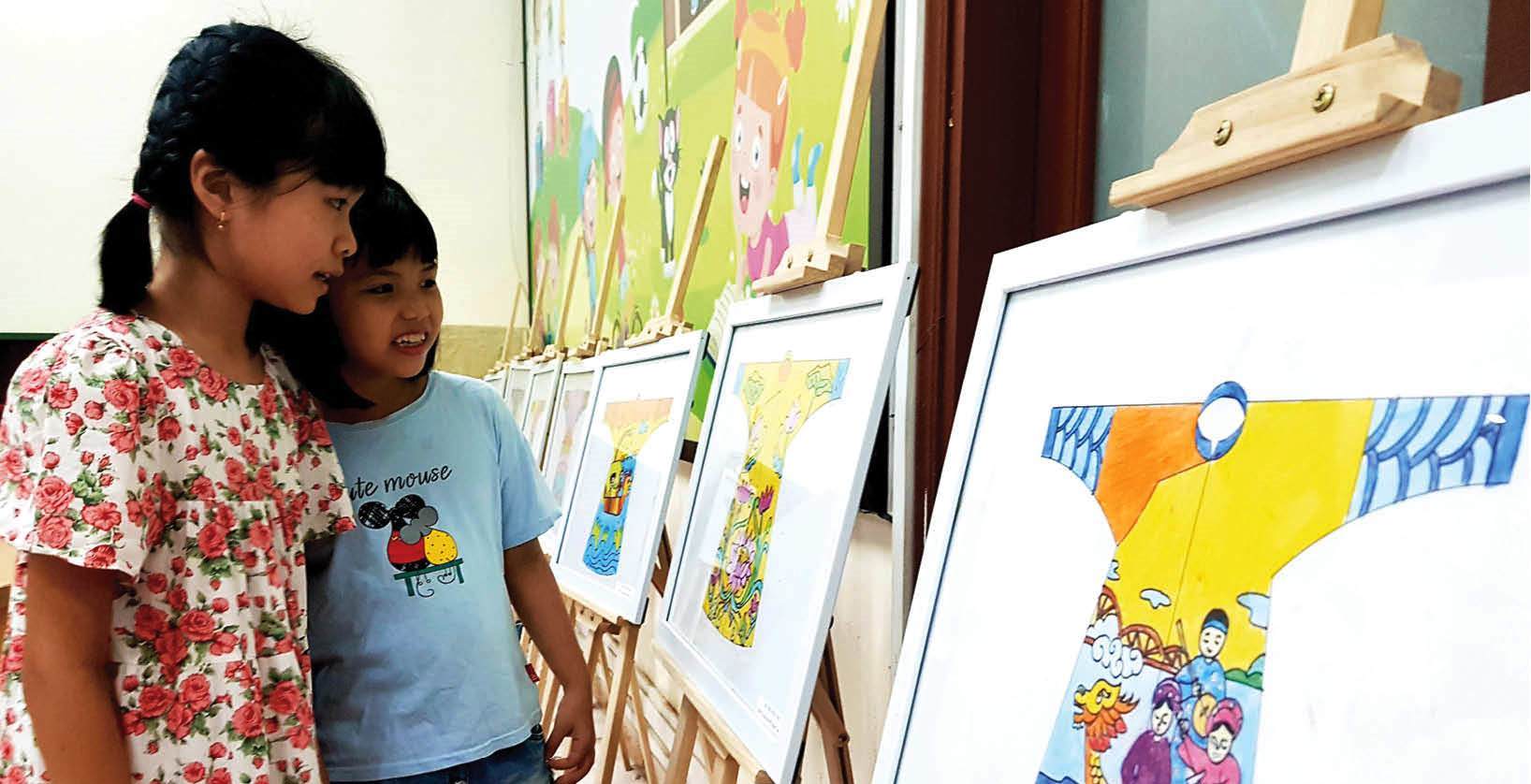 Kể chuyện di sản trên nền áo dài