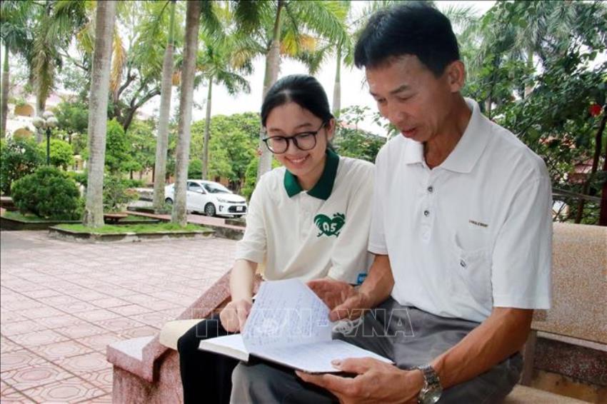 Nữ thủ khoa toàn quốc đi lên từ lớp học trường làng