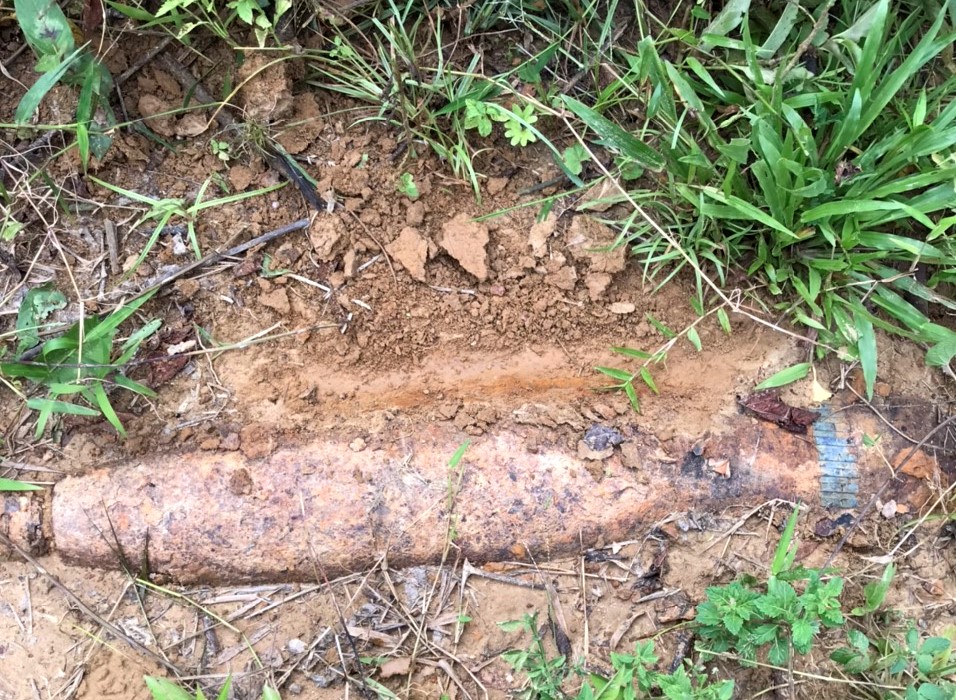 Phát hiện bom trong lúc làm vườn