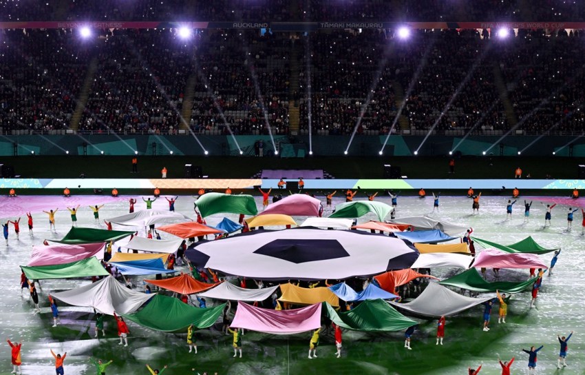 Khai mạc độc đáo và chiến thắng của 2 đội chủ nhà