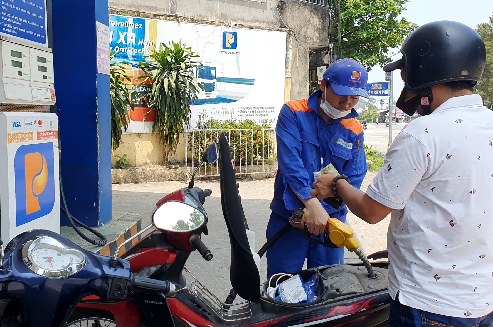 Xăng, dầu tăng mạnh