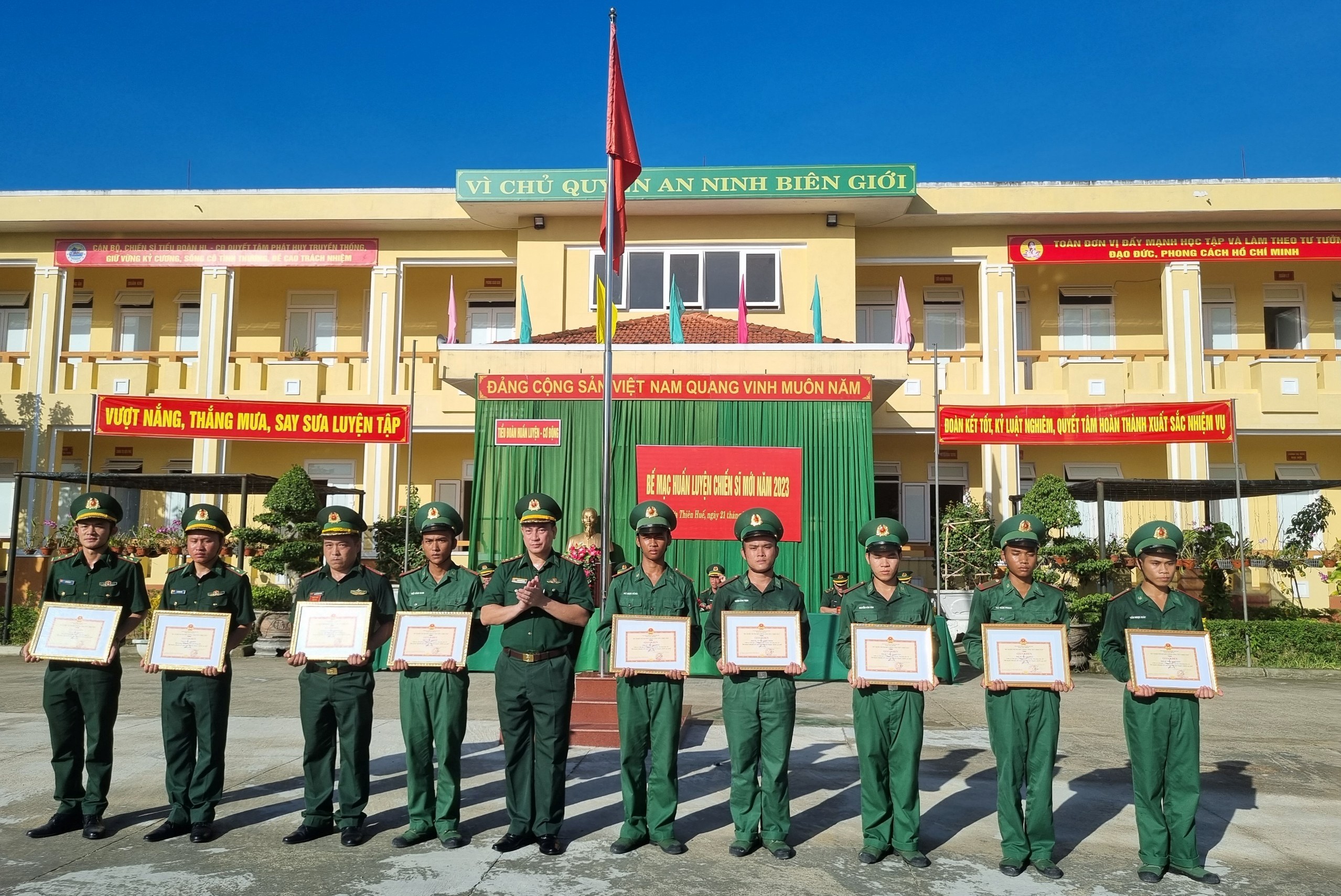 100 chiến sĩ mới nhận nhiệm vụ trên hai tuyến biên phòng