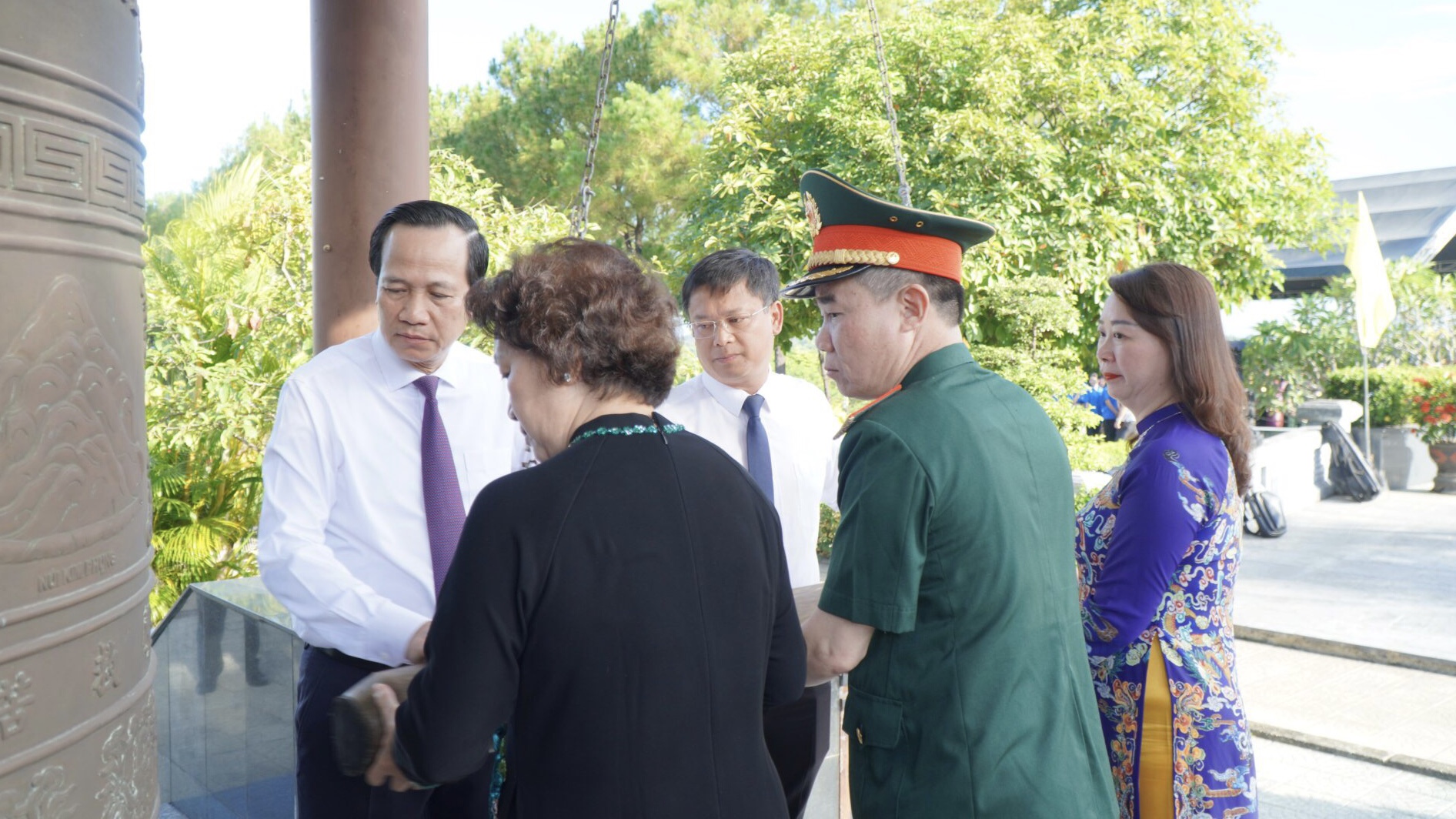 Đoàn đại biểu người có công tiêu biểu toàn quốc dâng hương tại Nghĩa trang liệt sĩ thành phố Huế
