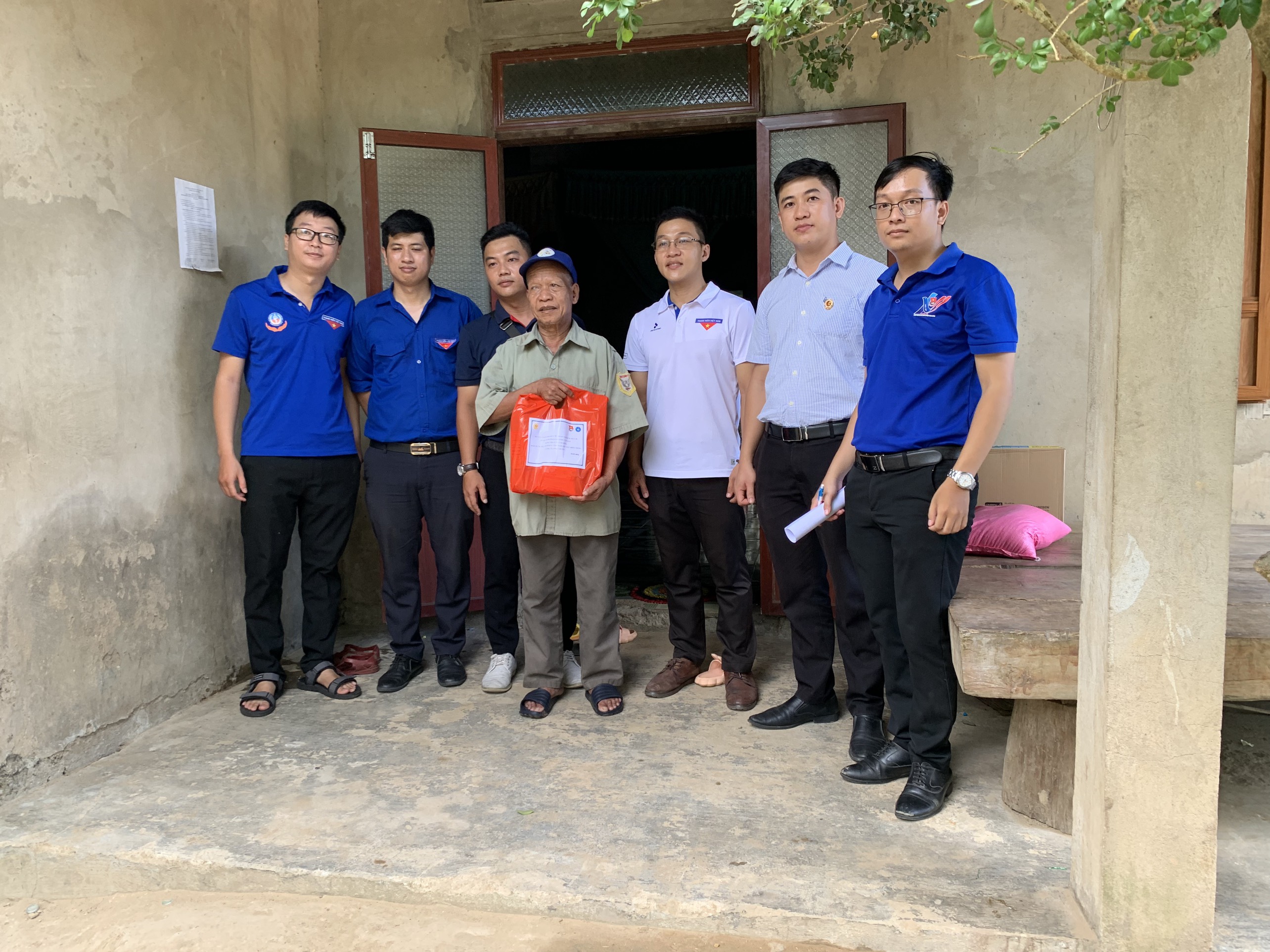 Khám bệnh, cấp thuốc miễn phí cho 200 người dân xã Thượng Long