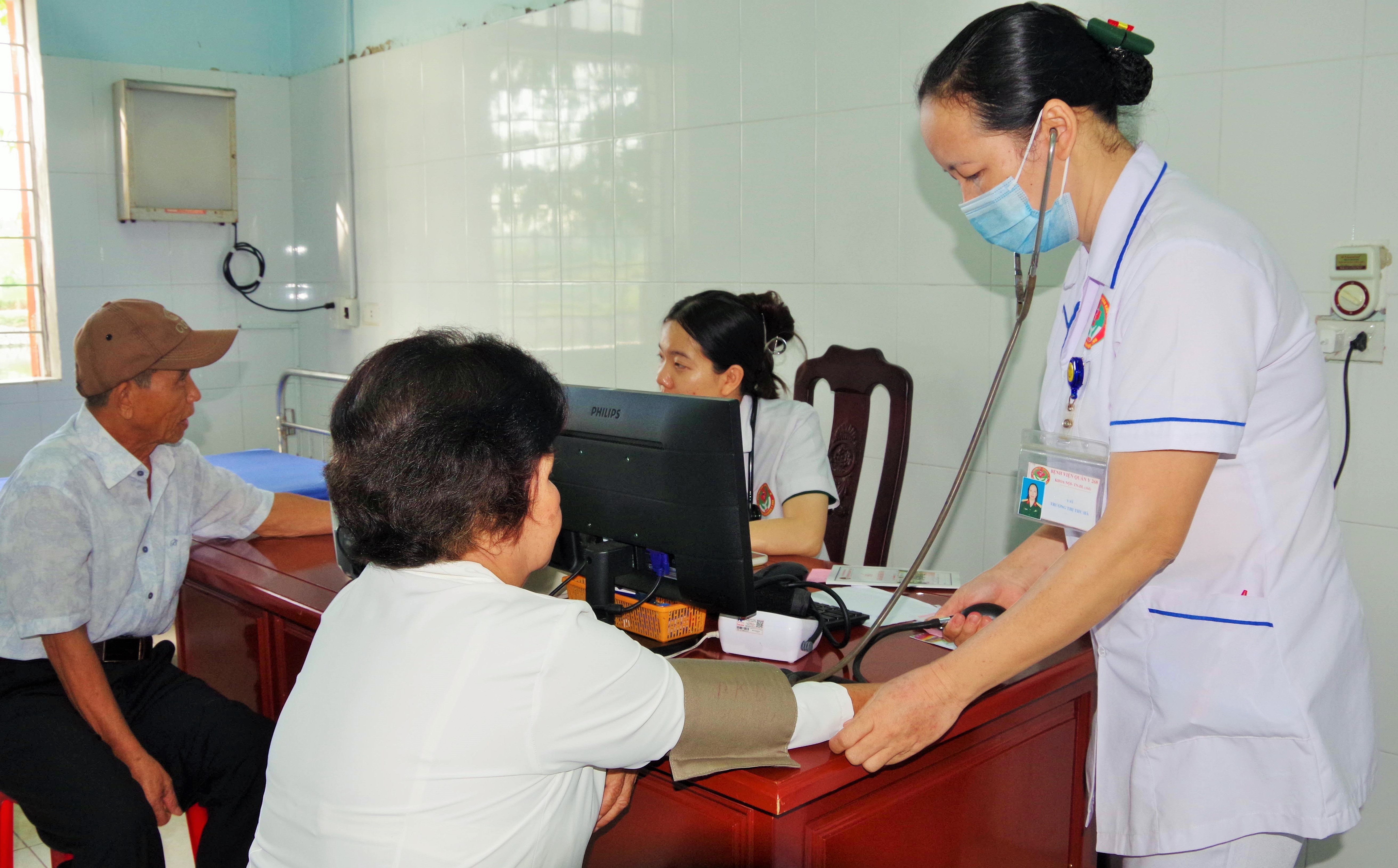 Khám bệnh cho trên 100 người có công với cách mạng