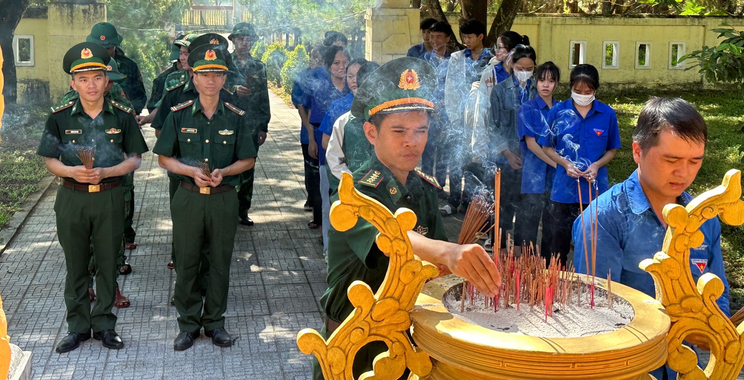 Tặng quà gia đình chính sách trên hai tuyến biên giới