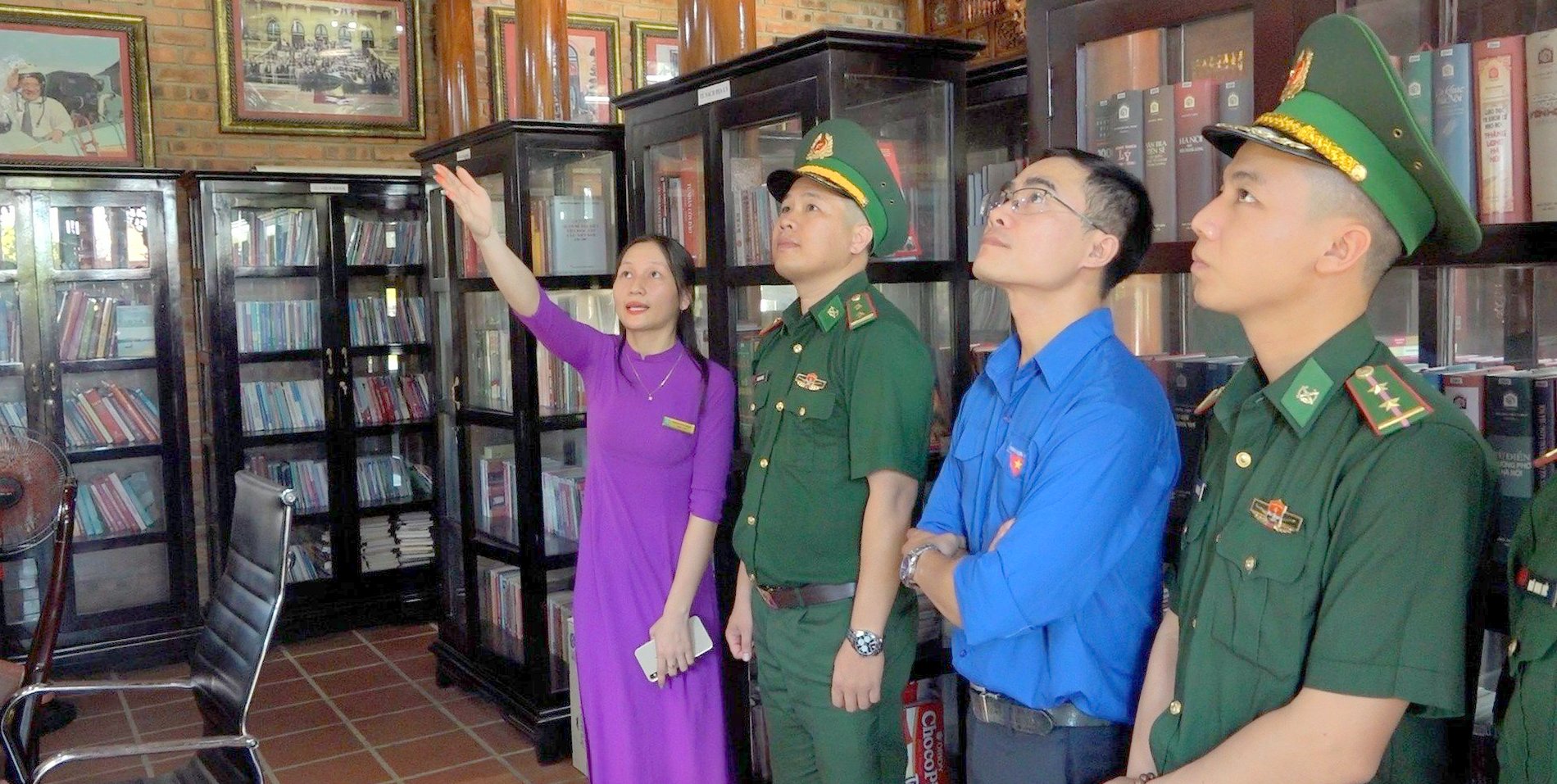 Dâng hương tại Nhà Văn hóa Đại tướng Lê Đức Anh