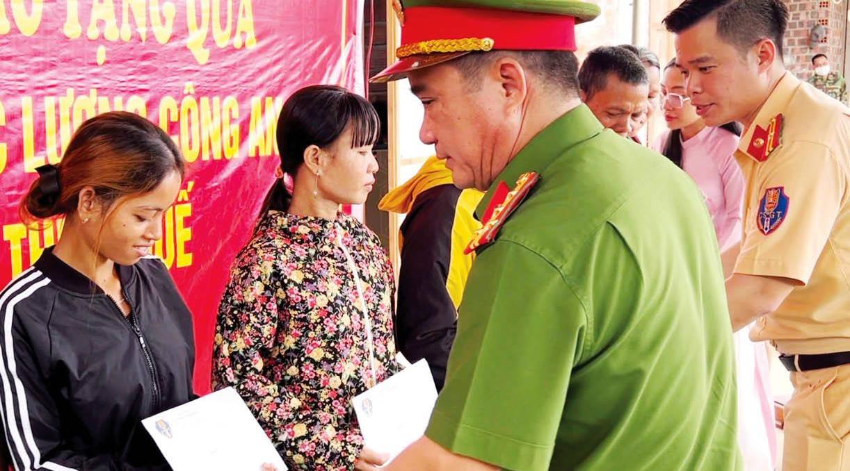 Sẻ chia với các hộ nghèo