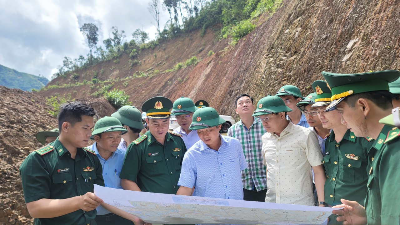 Khảo sát công trình đường từ xã Trung Sơn lên cột mốc 646