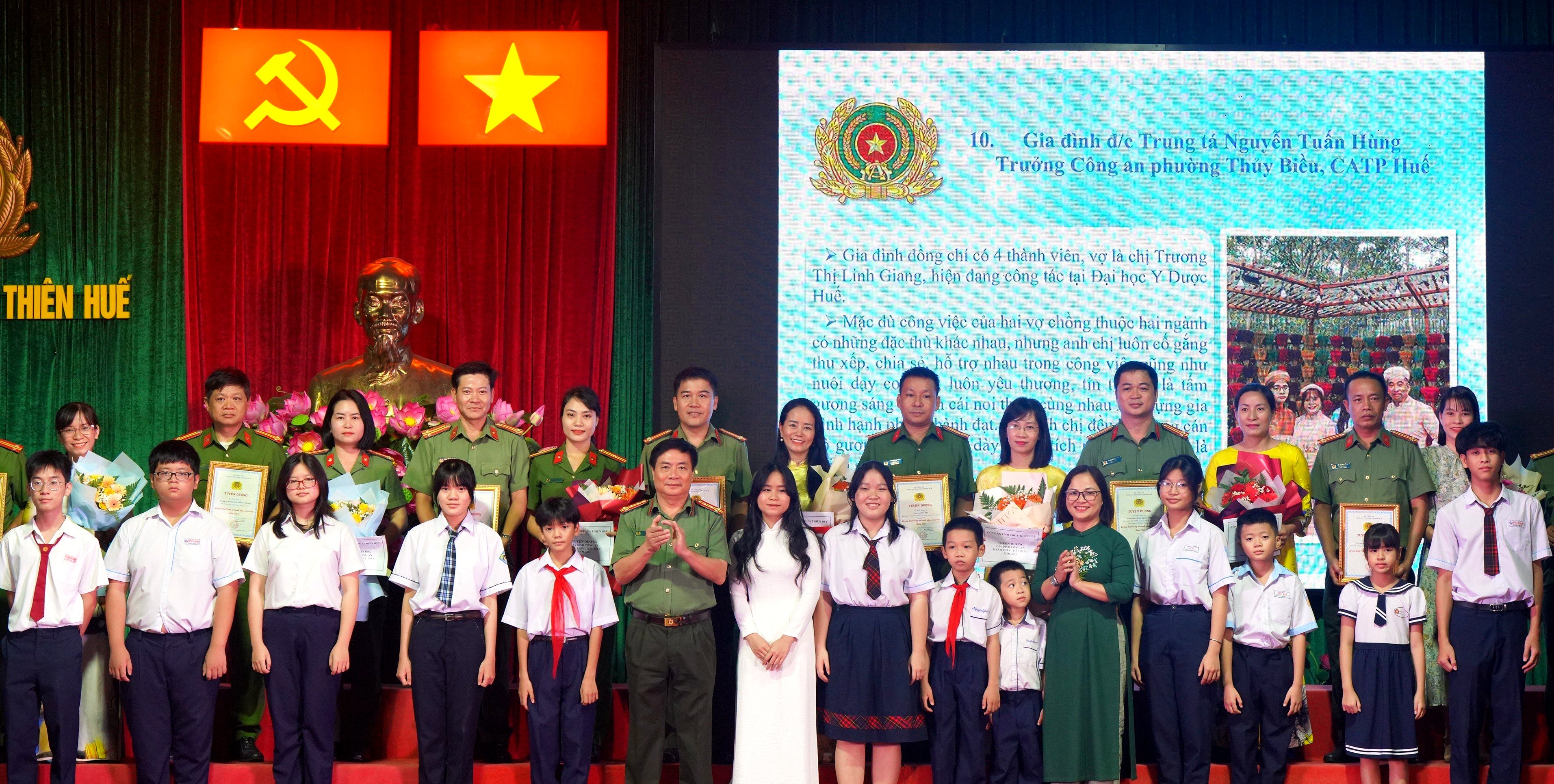 Công an tỉnh tuyên dương 21 gia đình tiêu biểu