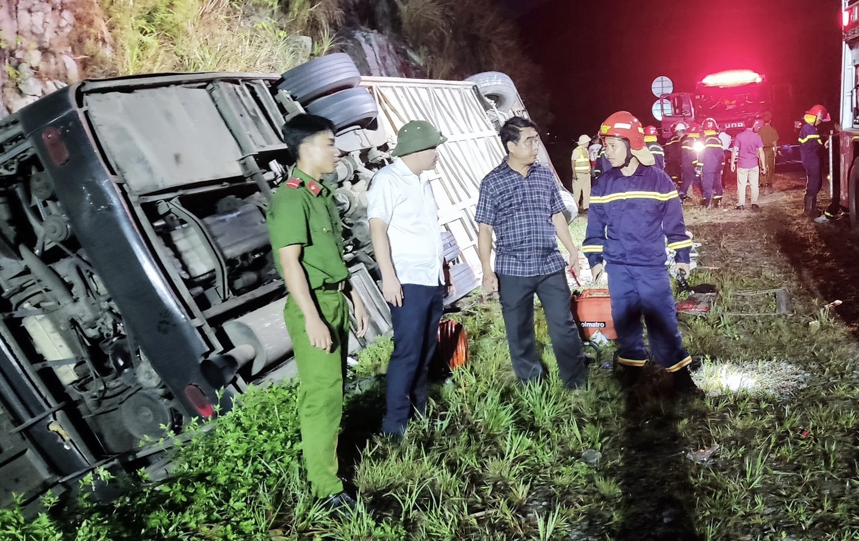 Giải cứu các nạn nhân trong vụ lật xe khách ở cao tốc La Sơn – Túy Loan