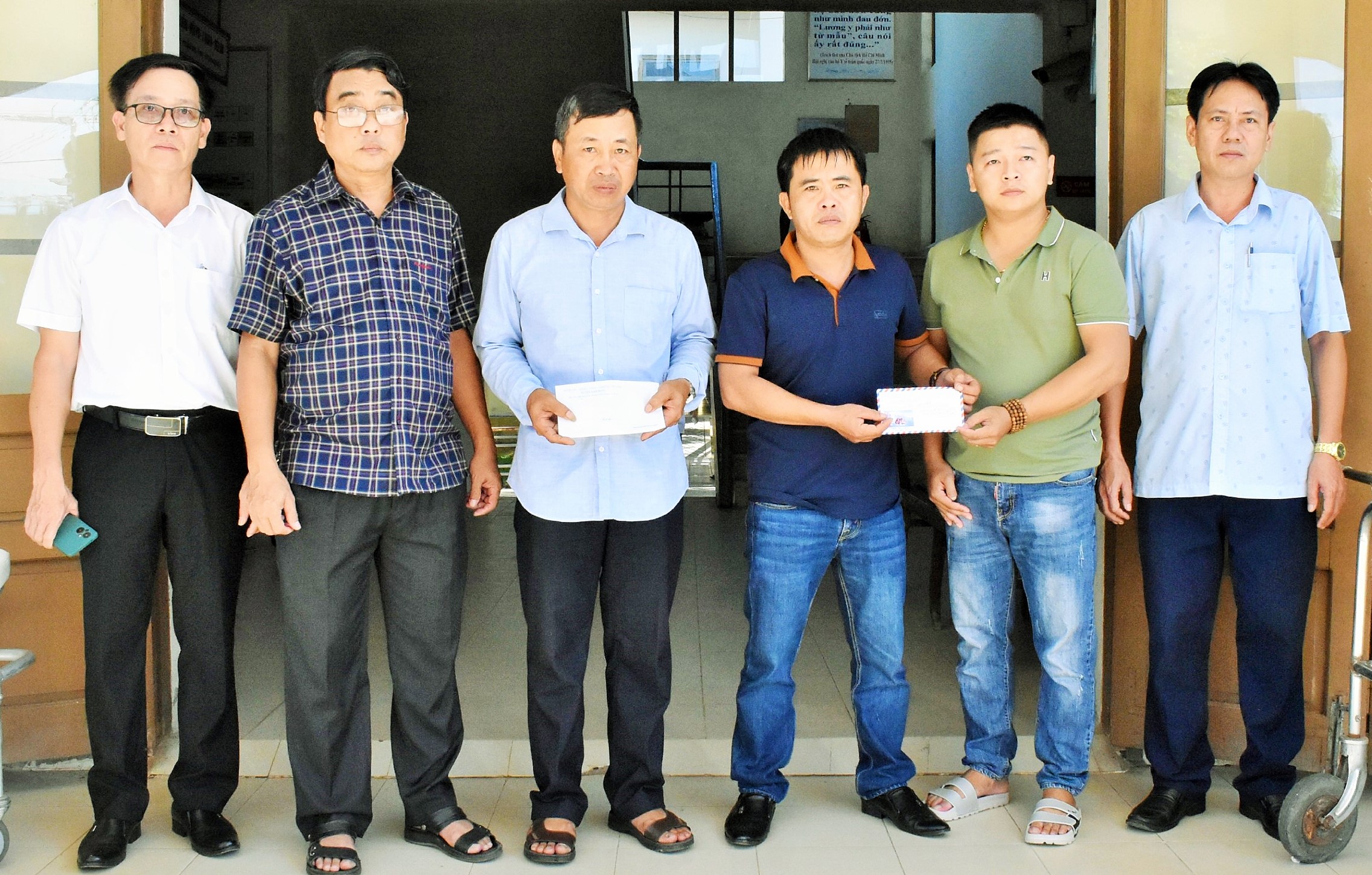 Thăm hỏi, động viên các nạn nhận trong vụ lật xe khách trên cao tốc La Sơn - Túy Loan