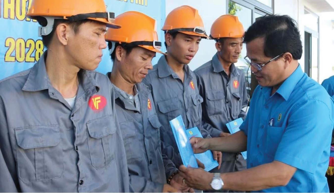 Những người làm “cầu nối”