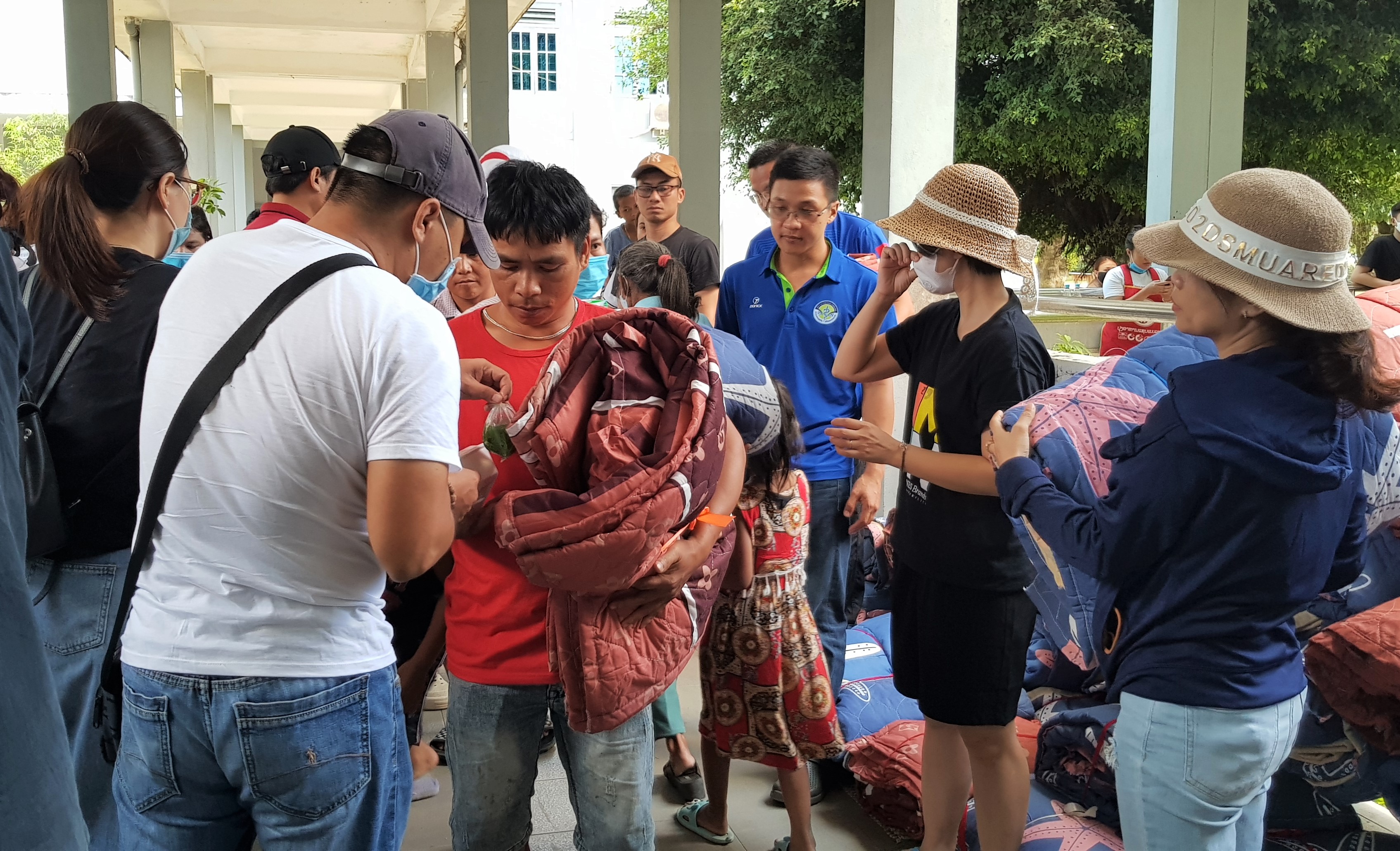 Tặng quà cho 200 trẻ em nghèo và bệnh nhân khó khăn A Lưới