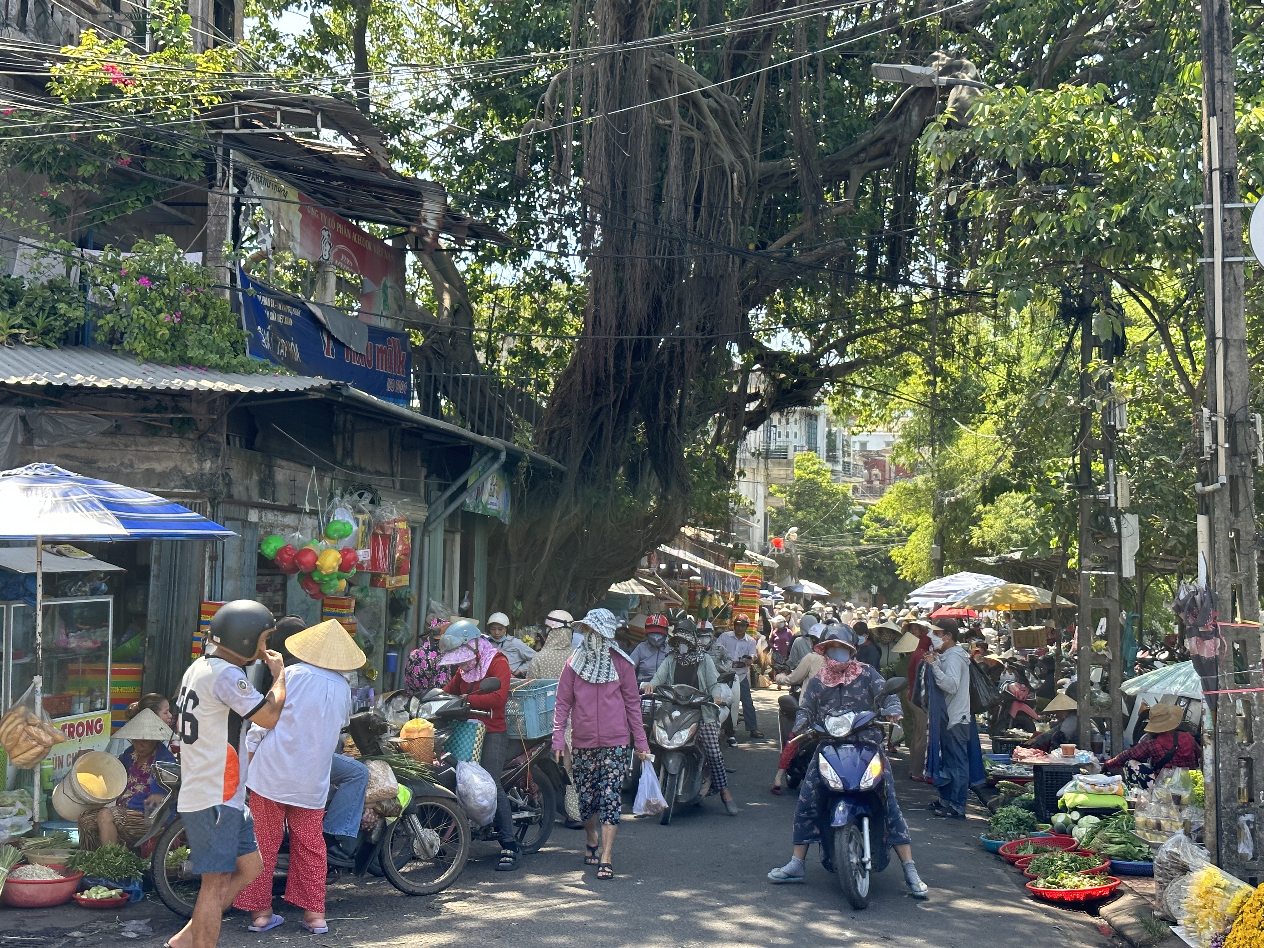 Chợ lấn đường mất an toàn giao thông