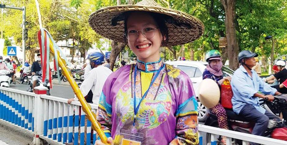 Nữ sinh Quốc Học Huế biết “học cách tận hưởng cơn mưa”